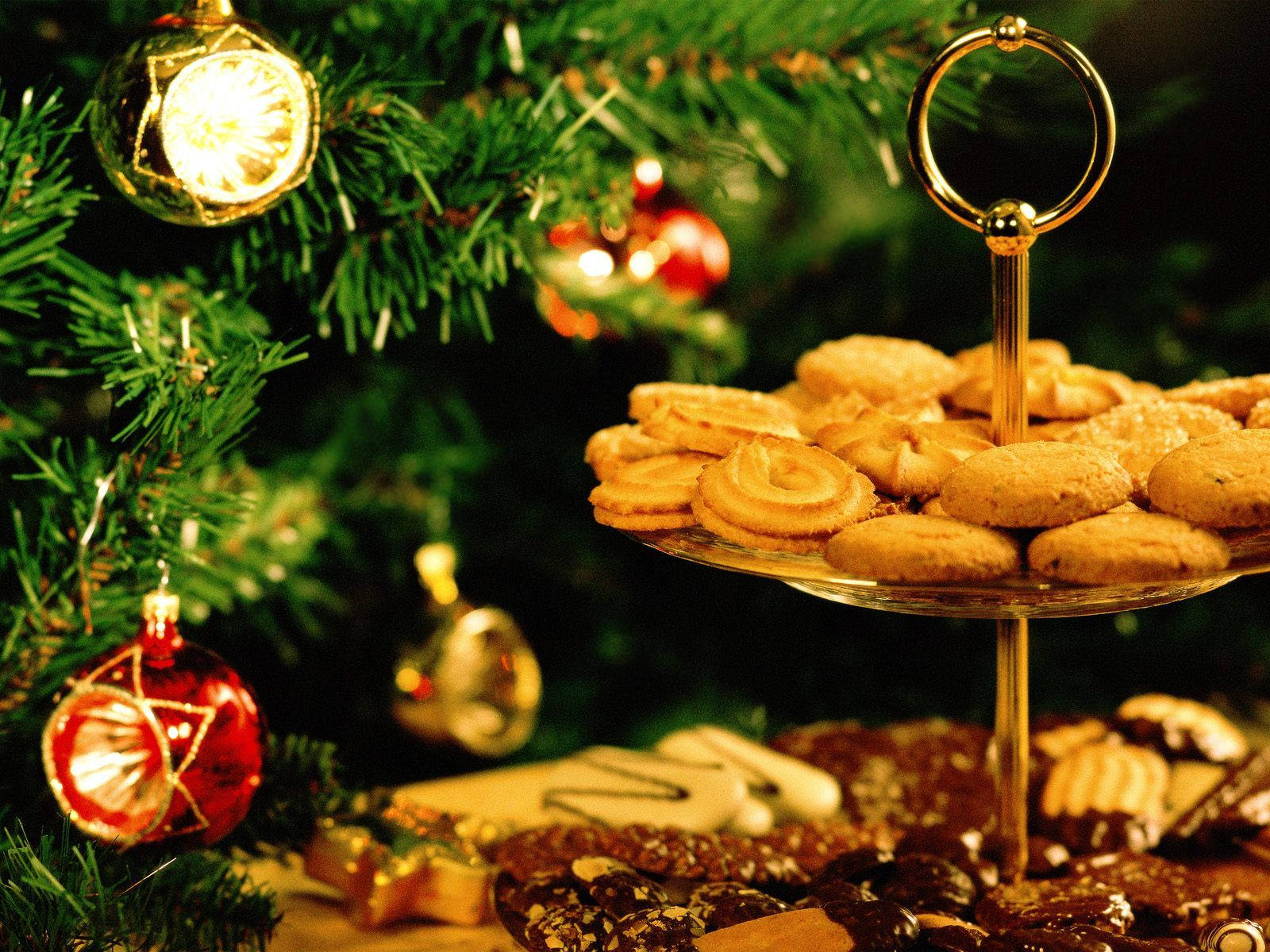 Christmas tree, golden cookies, festive ornaments, HD Desktop Wallpaper
