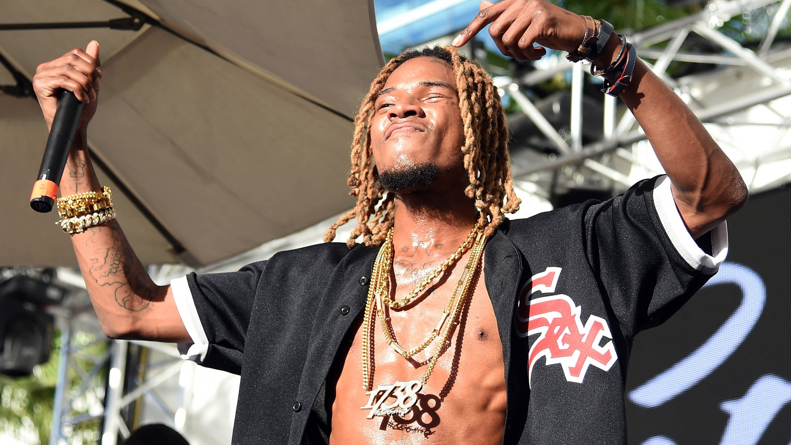 Fetty Wap, rapping on stage, shirtless, 2K Desktop Wallpaper