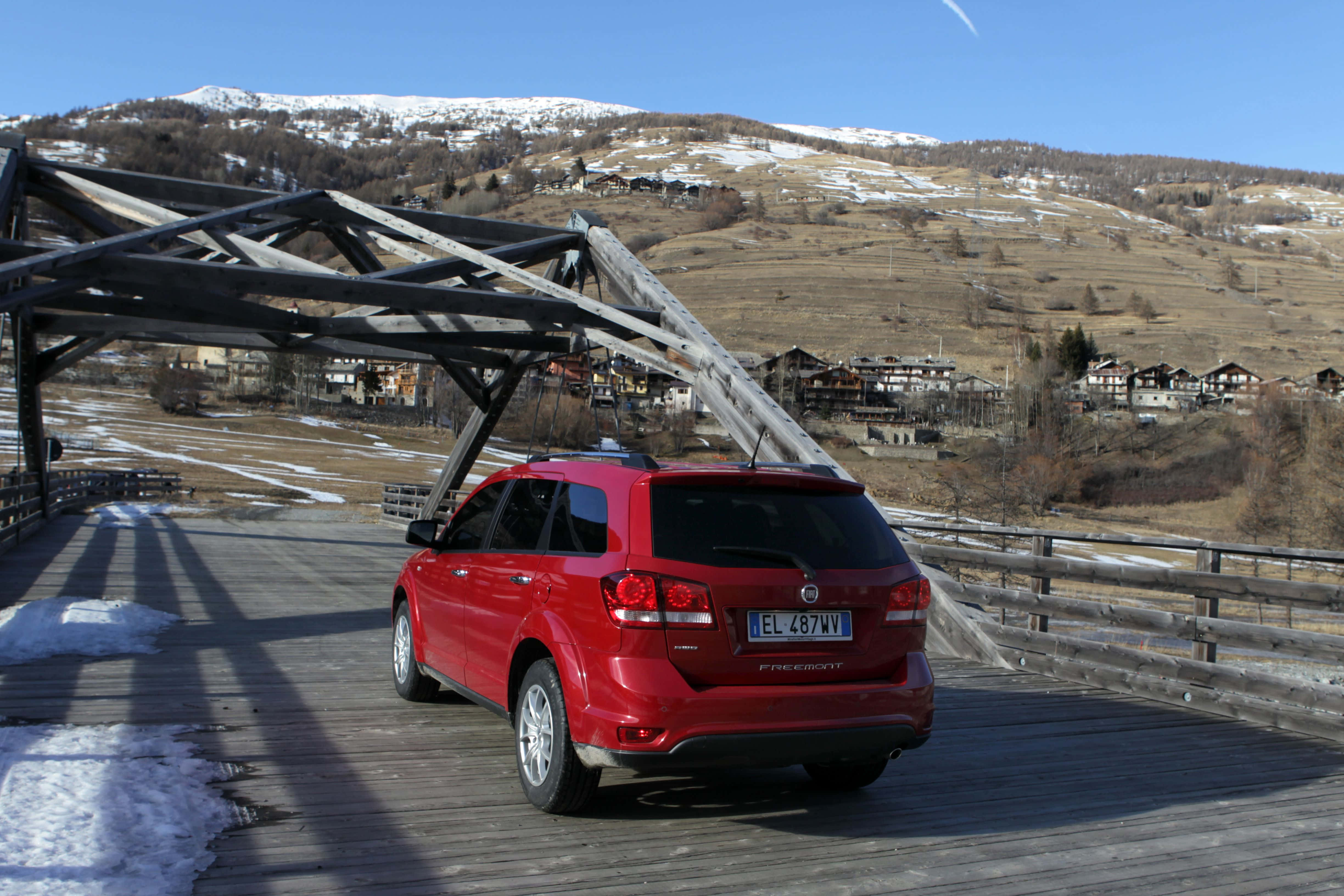 Red Fiat Freemont, mountain road bridge, wooden bridge, 4K Desktop Wallpaper