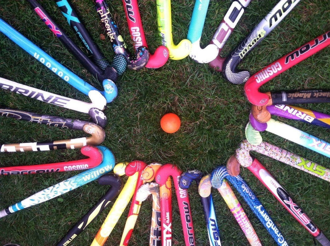 field hockey sticks, circle, green grass, HD Desktop Wallpaper