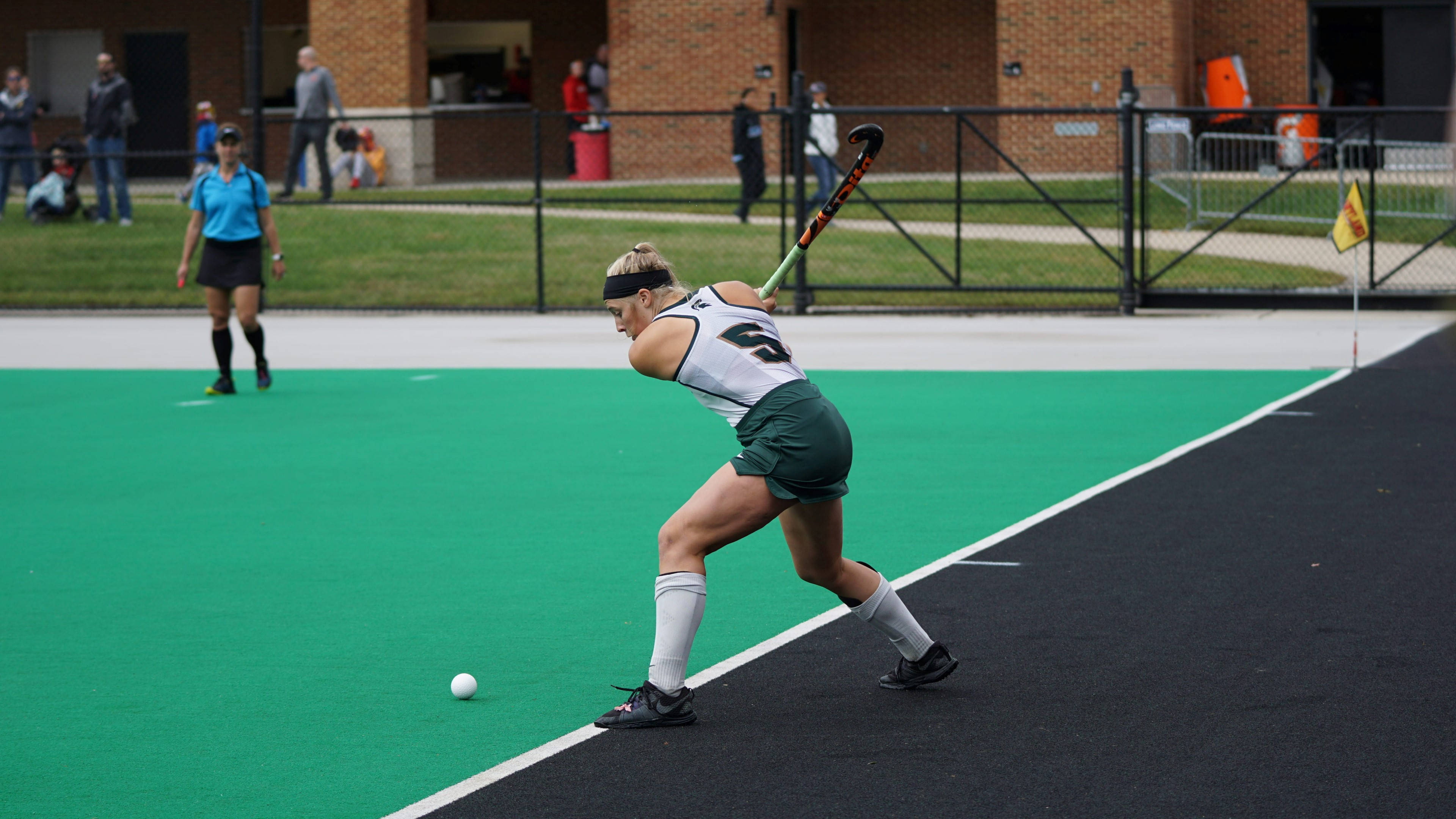 field hockey, green and white uniform, white ball, 4K Desktop Wallpaper