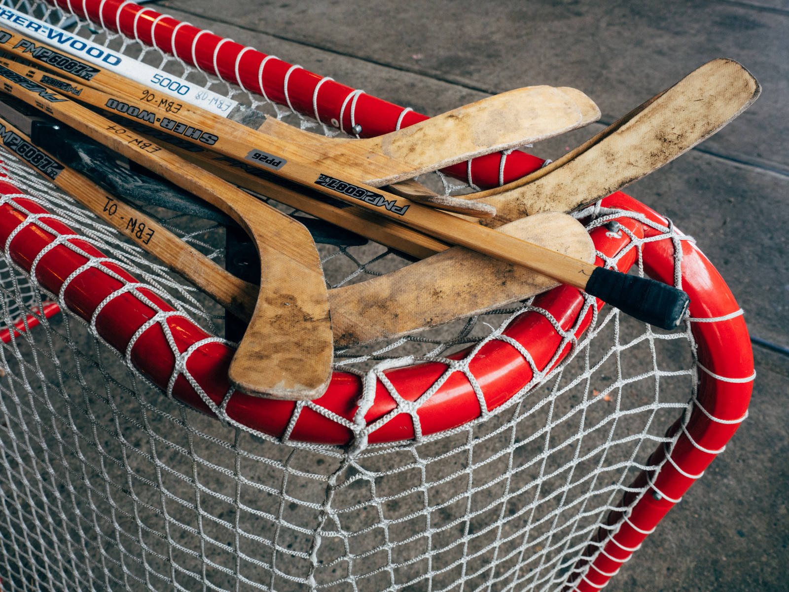wooden field hockey sticks, red and white netted goal, concrete surface, HD Desktop Wallpaper