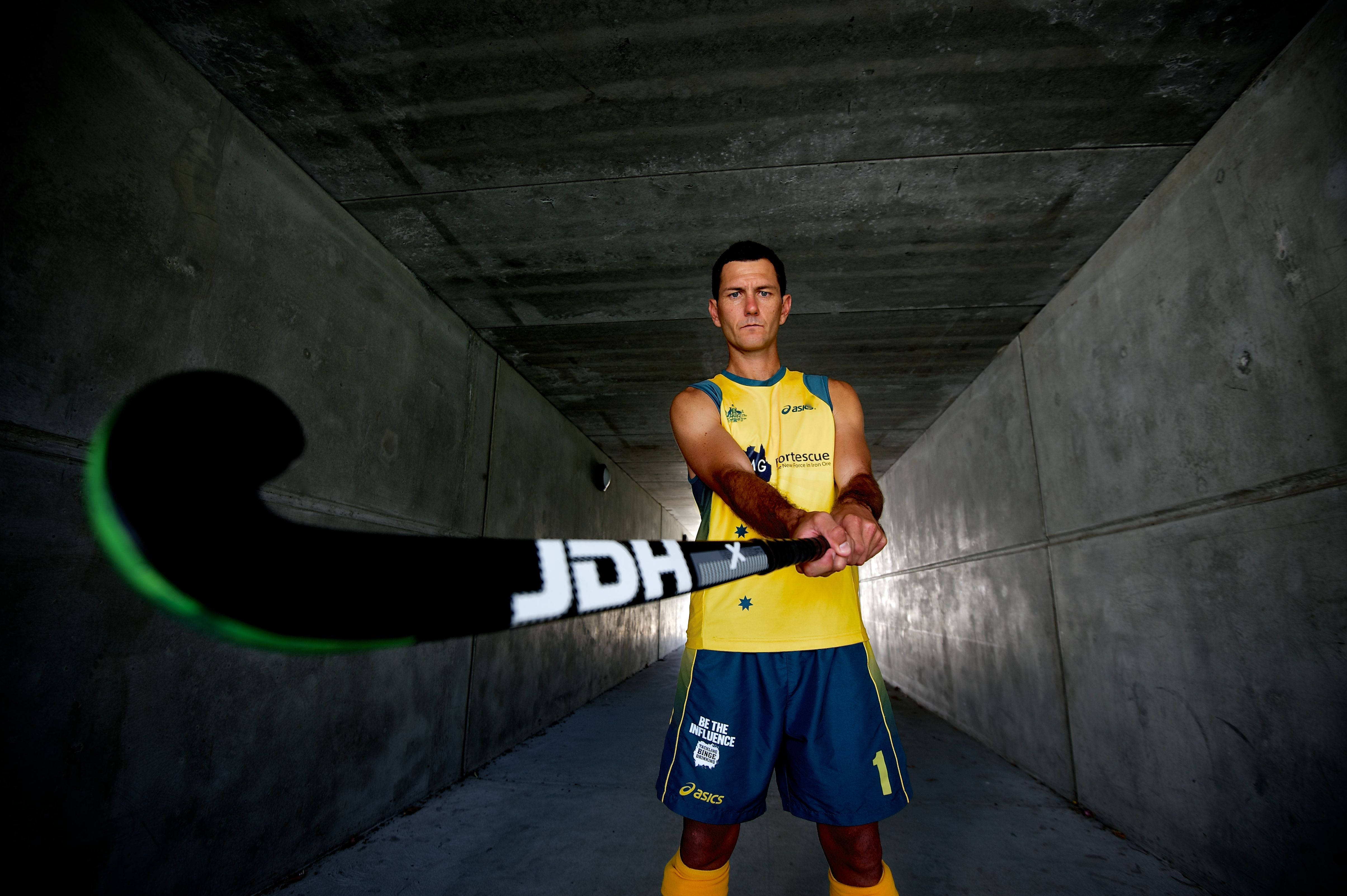 field hockey, yellow and blue uniform, black and green stick, 4K Desktop Wallpaper