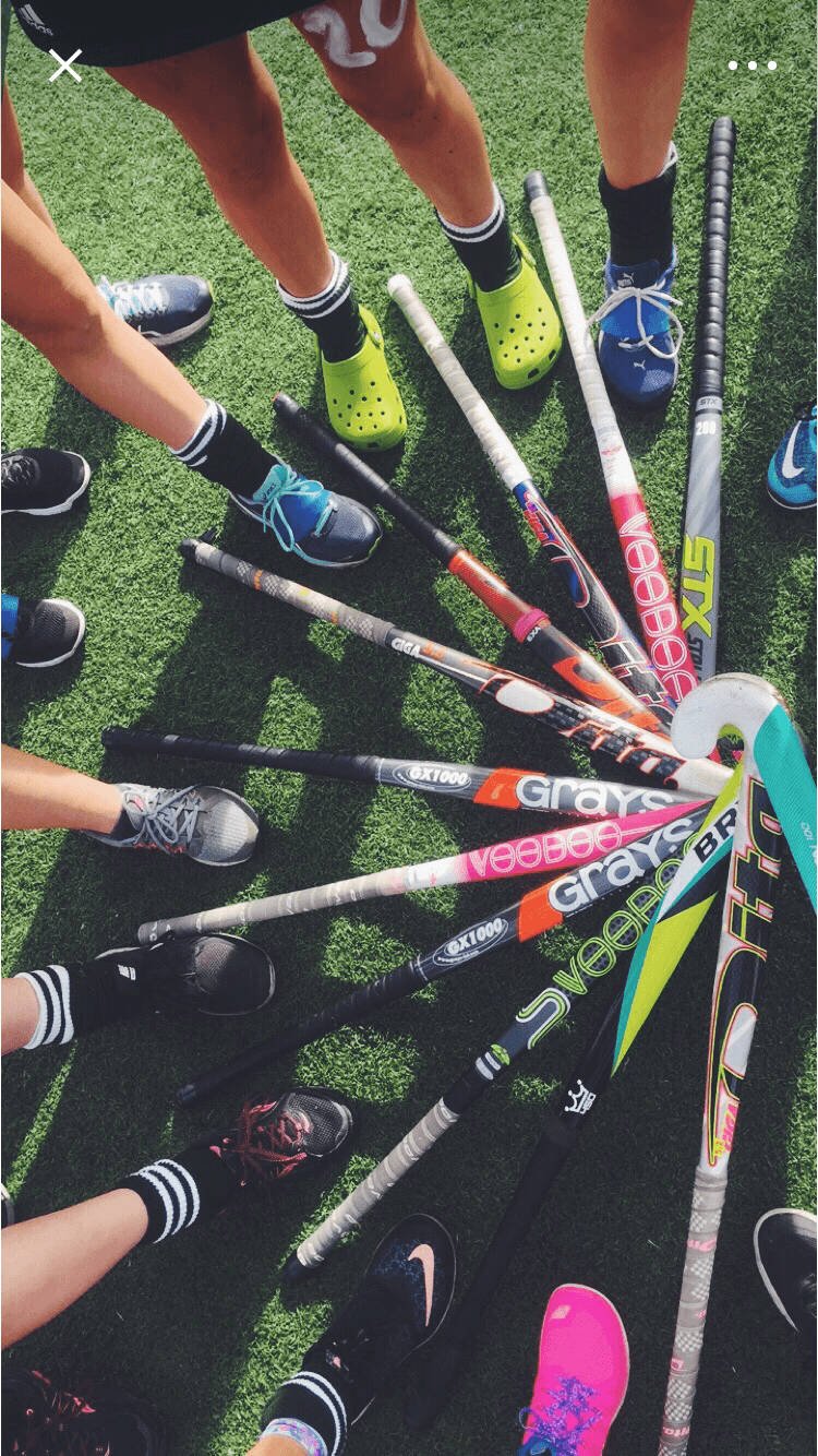 field hockey, colorful field hockey sticks, players' feet, HD Phone Wallpaper