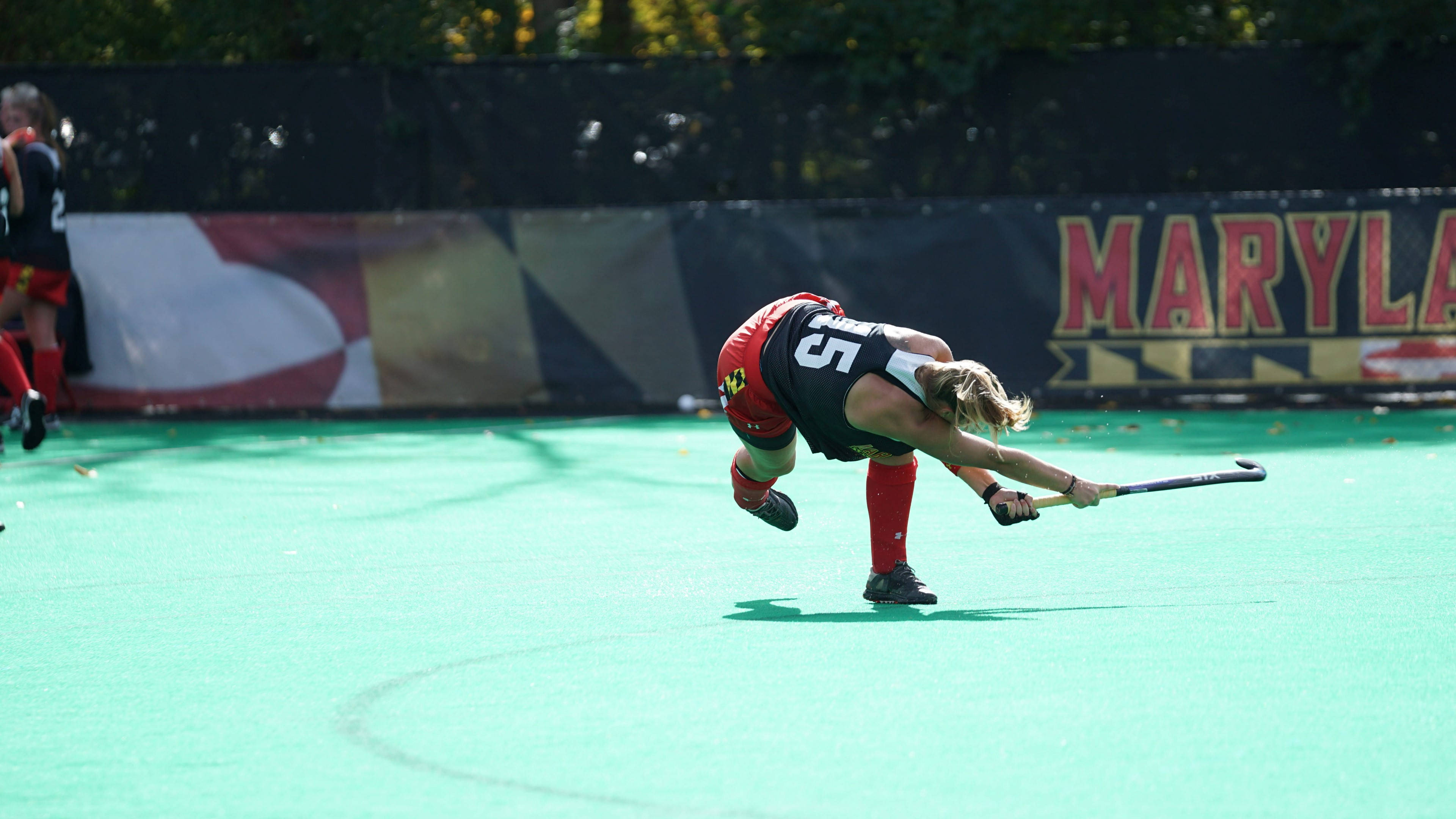 field hockey, red and black gear, bright green turf field, 4K Desktop Wallpaper