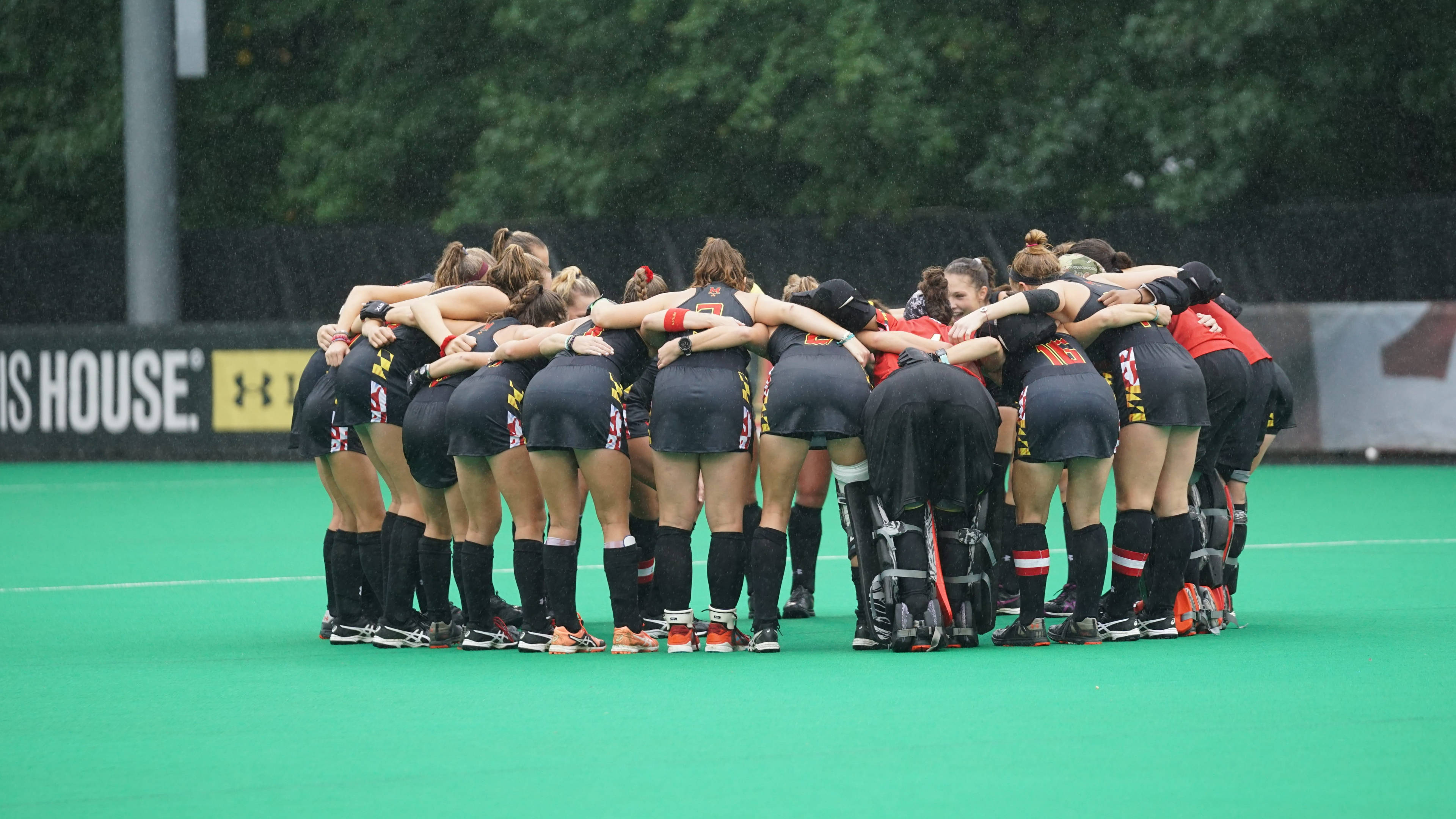 field hockey team circle, female field hockey players, black uniforms, 4K Desktop Wallpaper