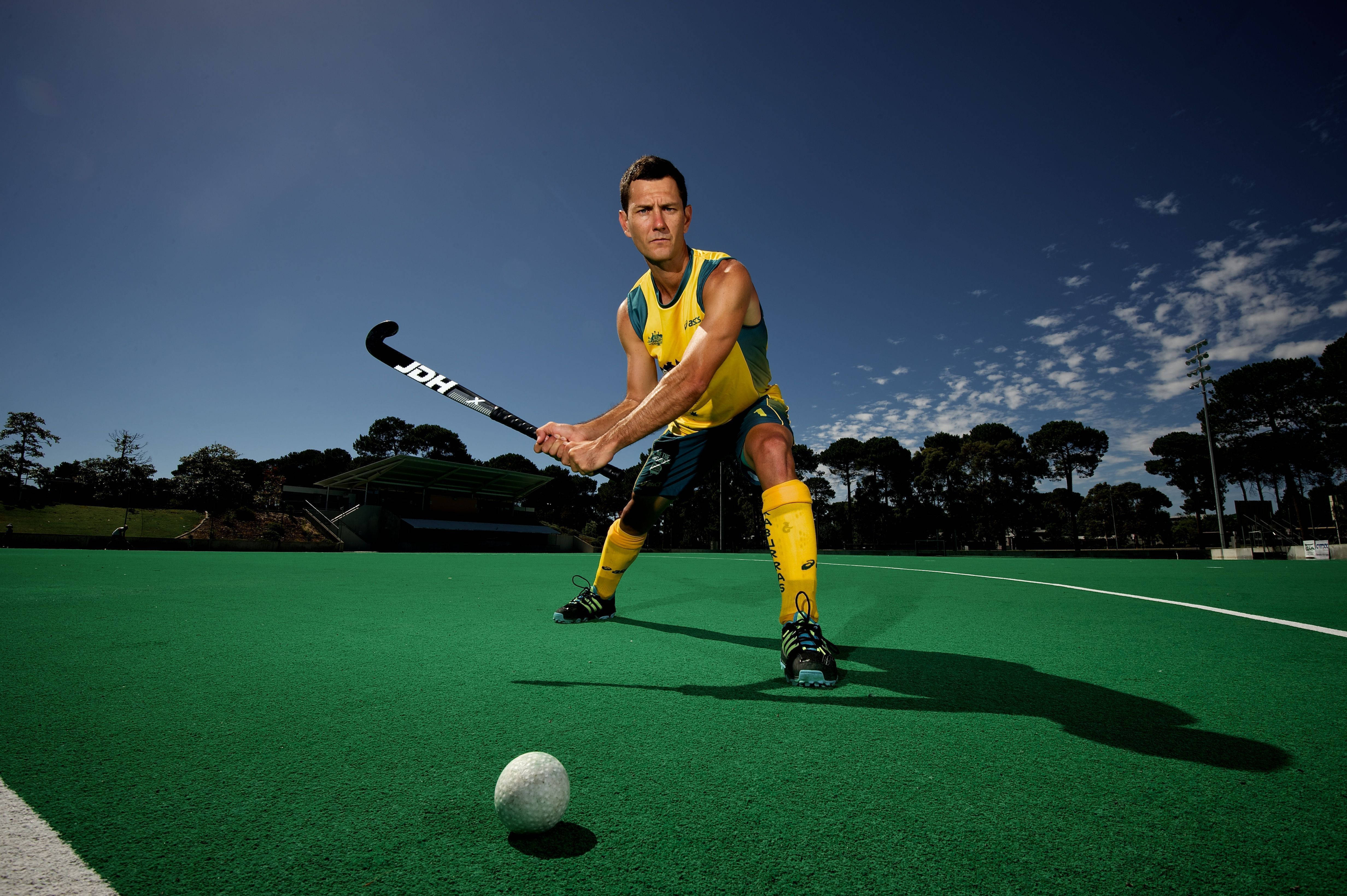 field hockey, yellow and green uniform, vibrant green turf, 4K Desktop Wallpaper