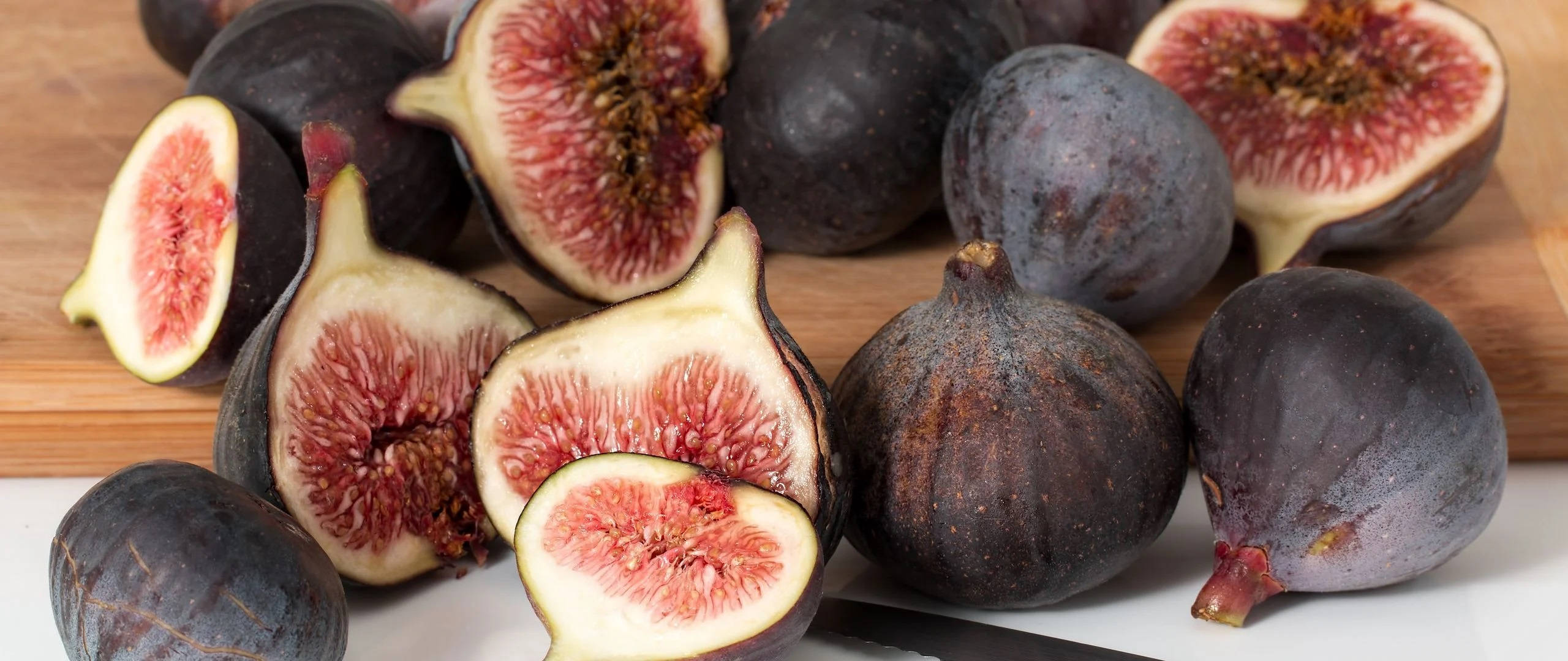 common figs, dark pink flesh, purple figs, 2K Desktop Wallpaper