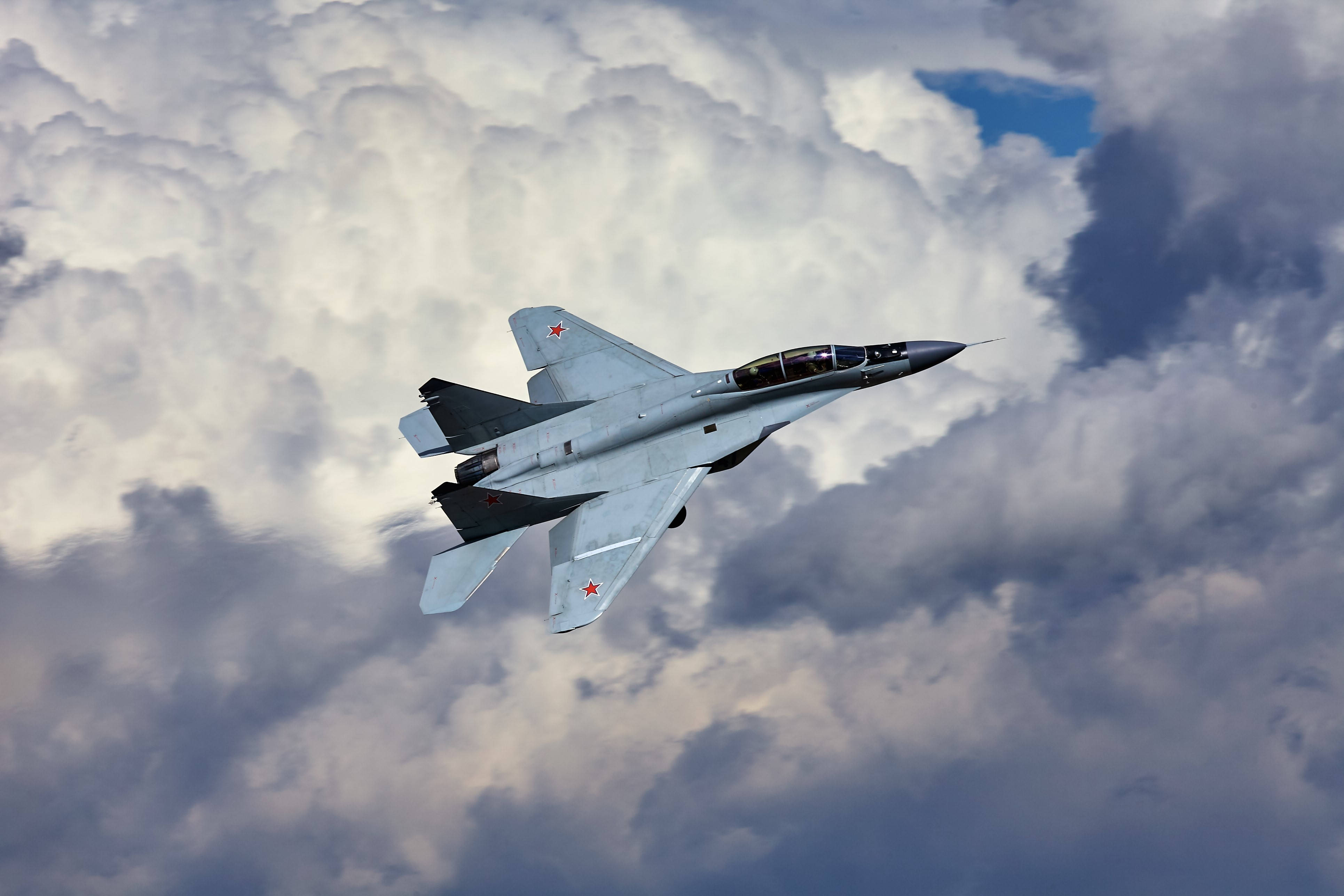 gray fighter jet, red star insignias, dramatic sky, 4K Desktop Wallpaper