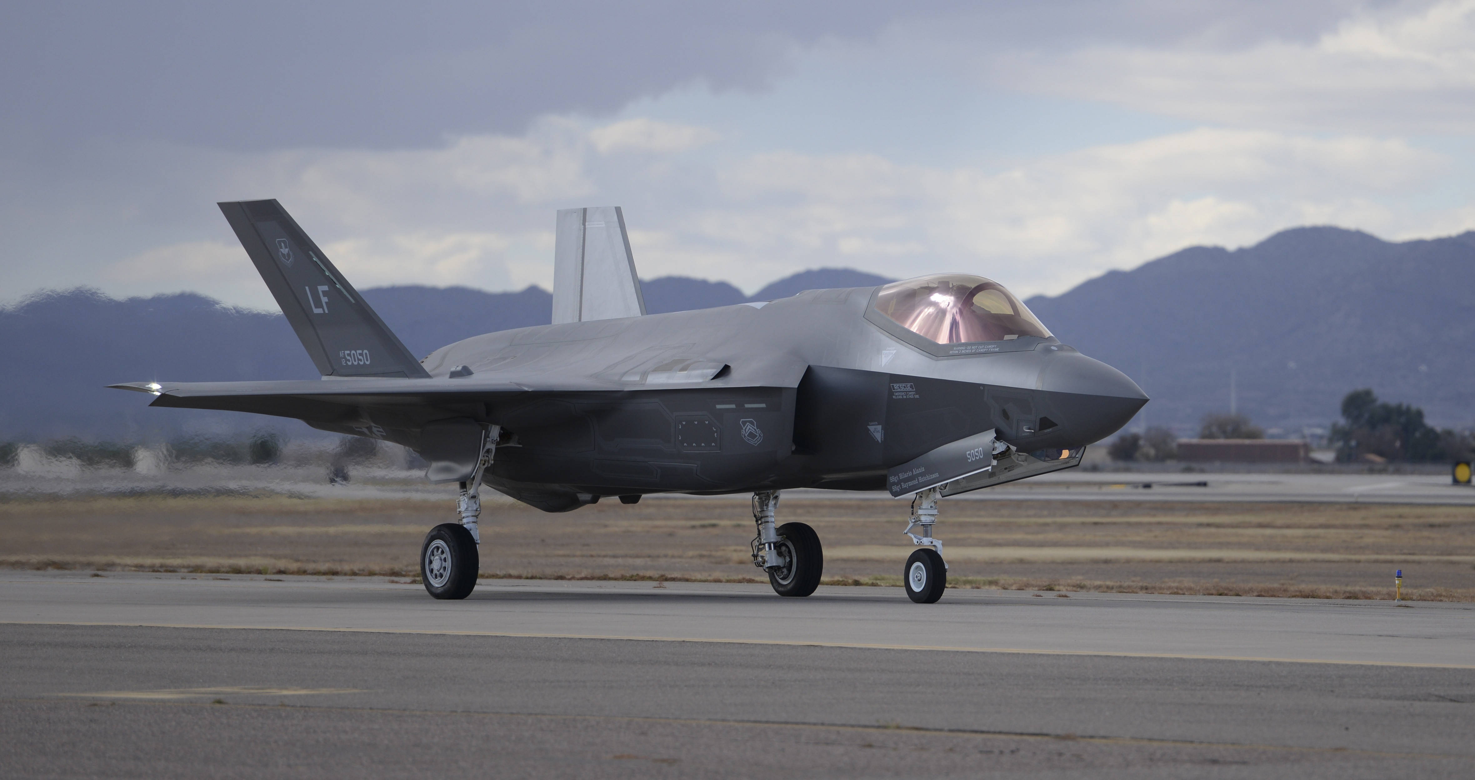 F-35, fighter jet, airfield runway, 4K Desktop Wallpaper