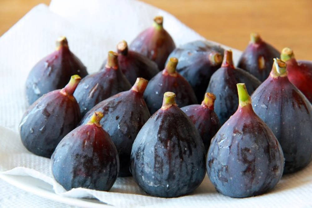 black figs, white paper towel, wooden surface, SD Desktop Wallpaper