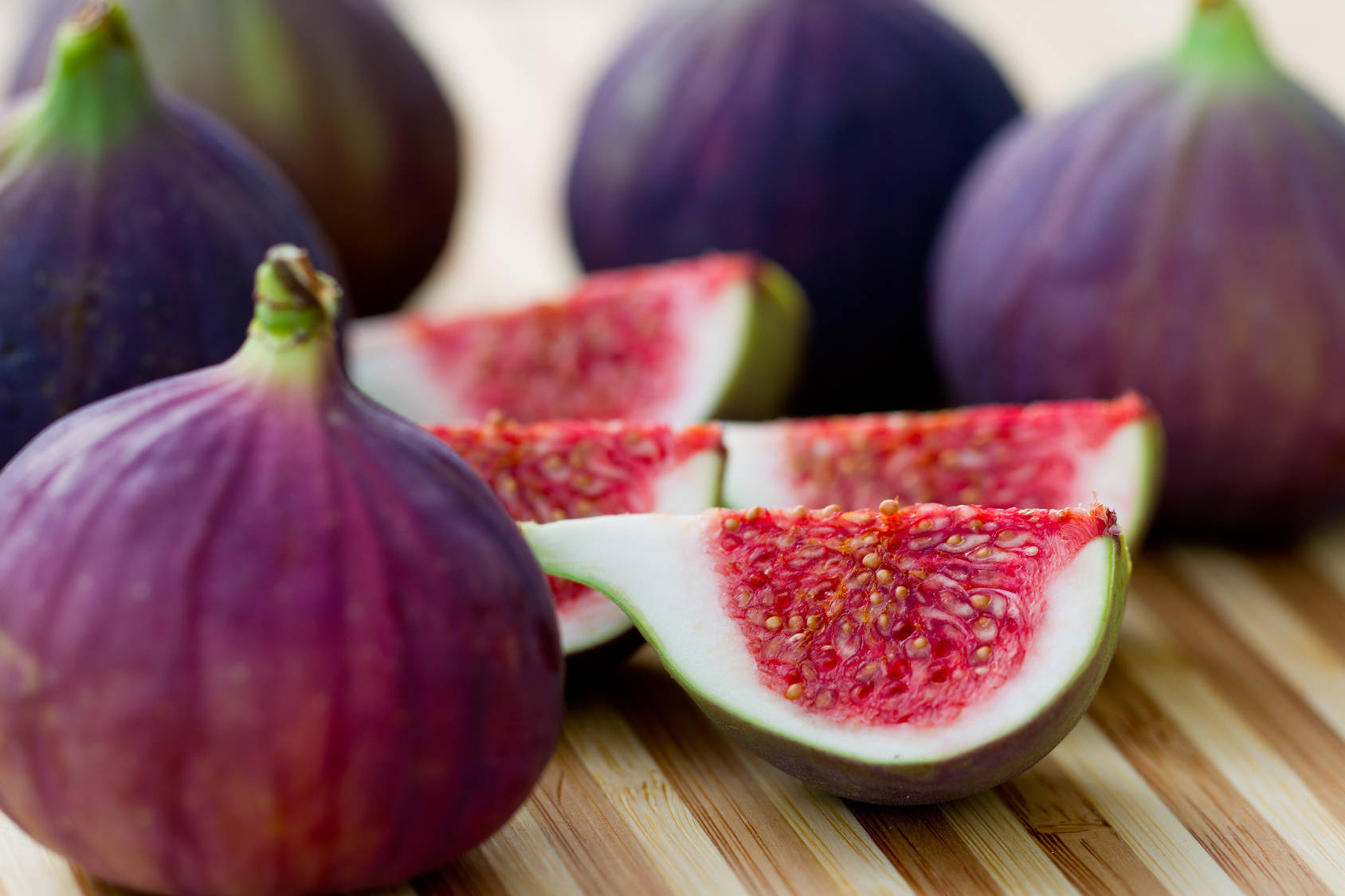 vibrant wedged figs, purple figs, pink flesh, HD Desktop Wallpaper