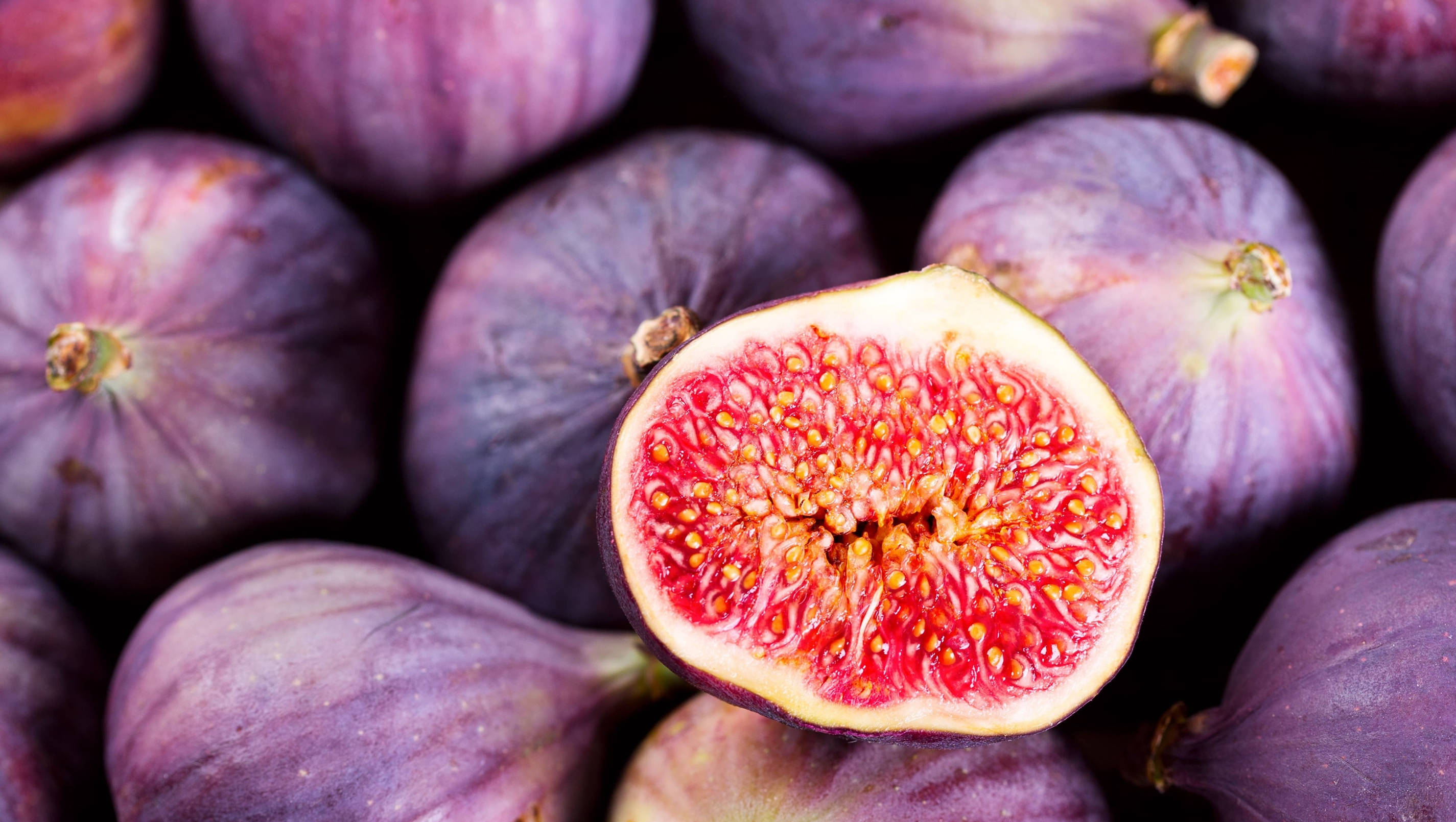 purple fig, juicy pink interior, whole figs, 2K Desktop Wallpaper