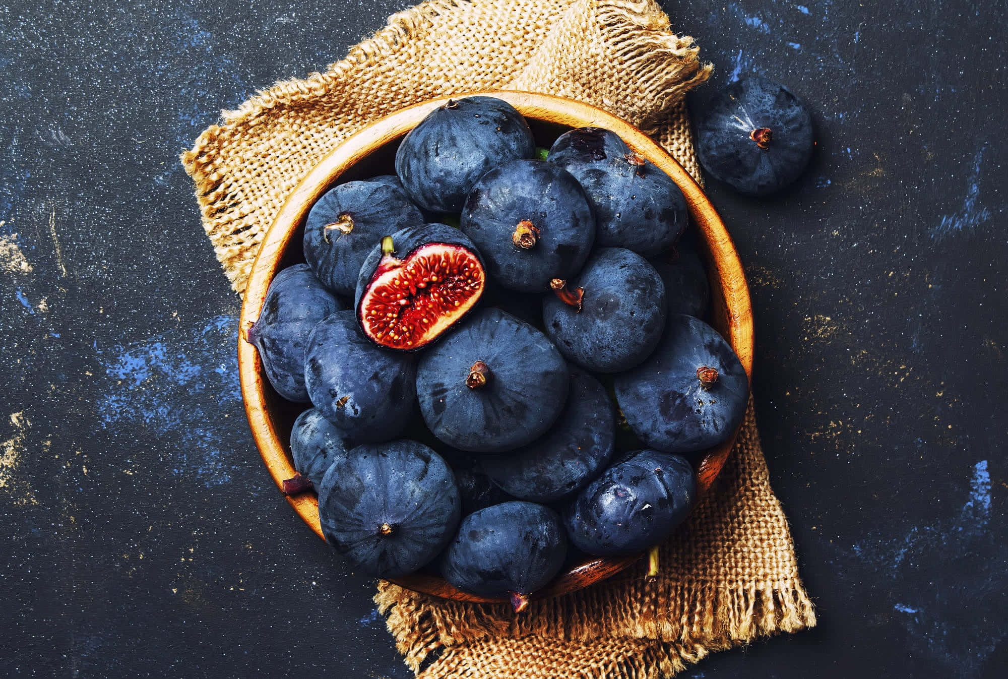 purple figs, rustic wooden bowl, dark purple figs, Full HD Desktop Wallpaper