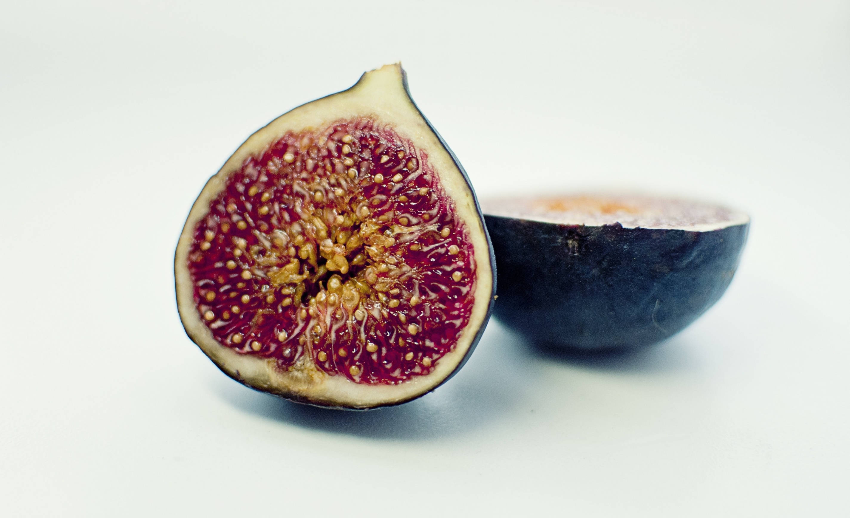 fig, crimson flesh, golden seeds, 2K Desktop Wallpaper