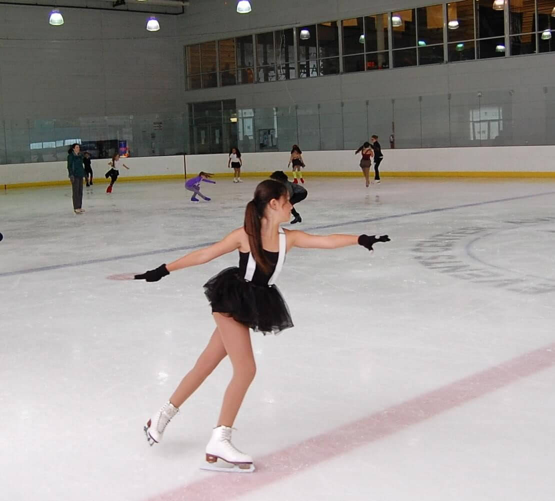freestyle figure skating, black tutu, indoor ice rink, SD Desktop Wallpaper