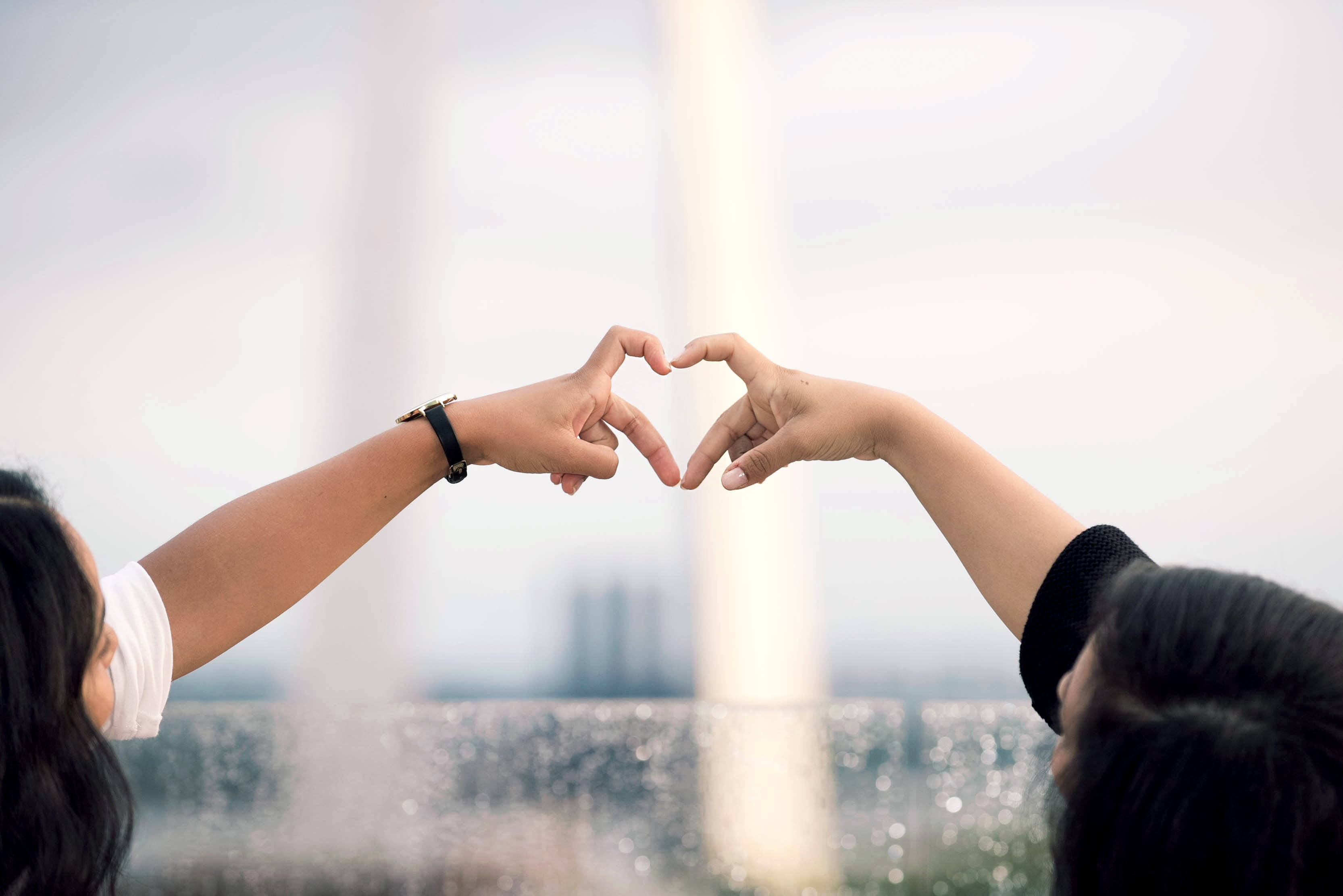 finger heart trend, couple, hands, 2K Desktop Wallpaper