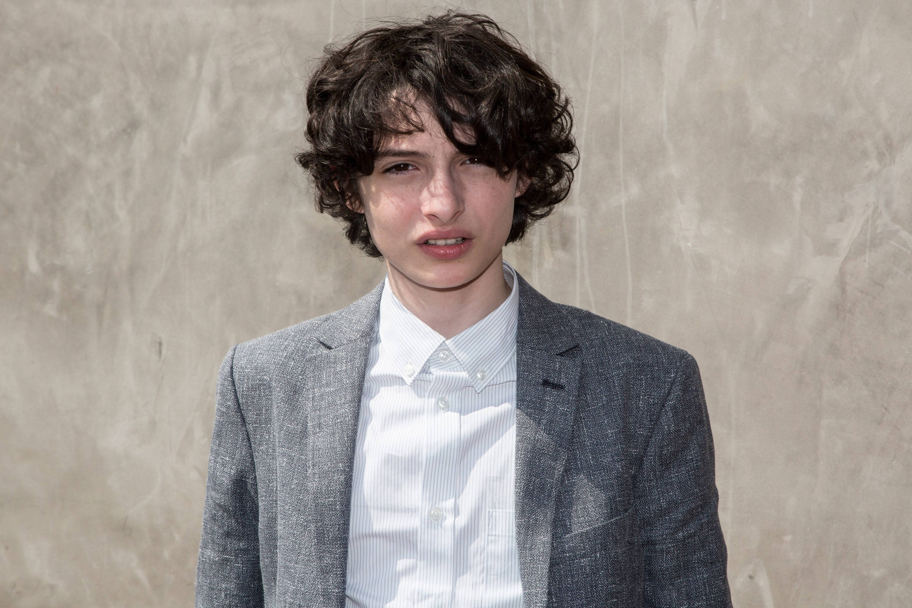 Finn Wolfhard, gray blazer, white striped shirt, 2K Desktop Wallpaper