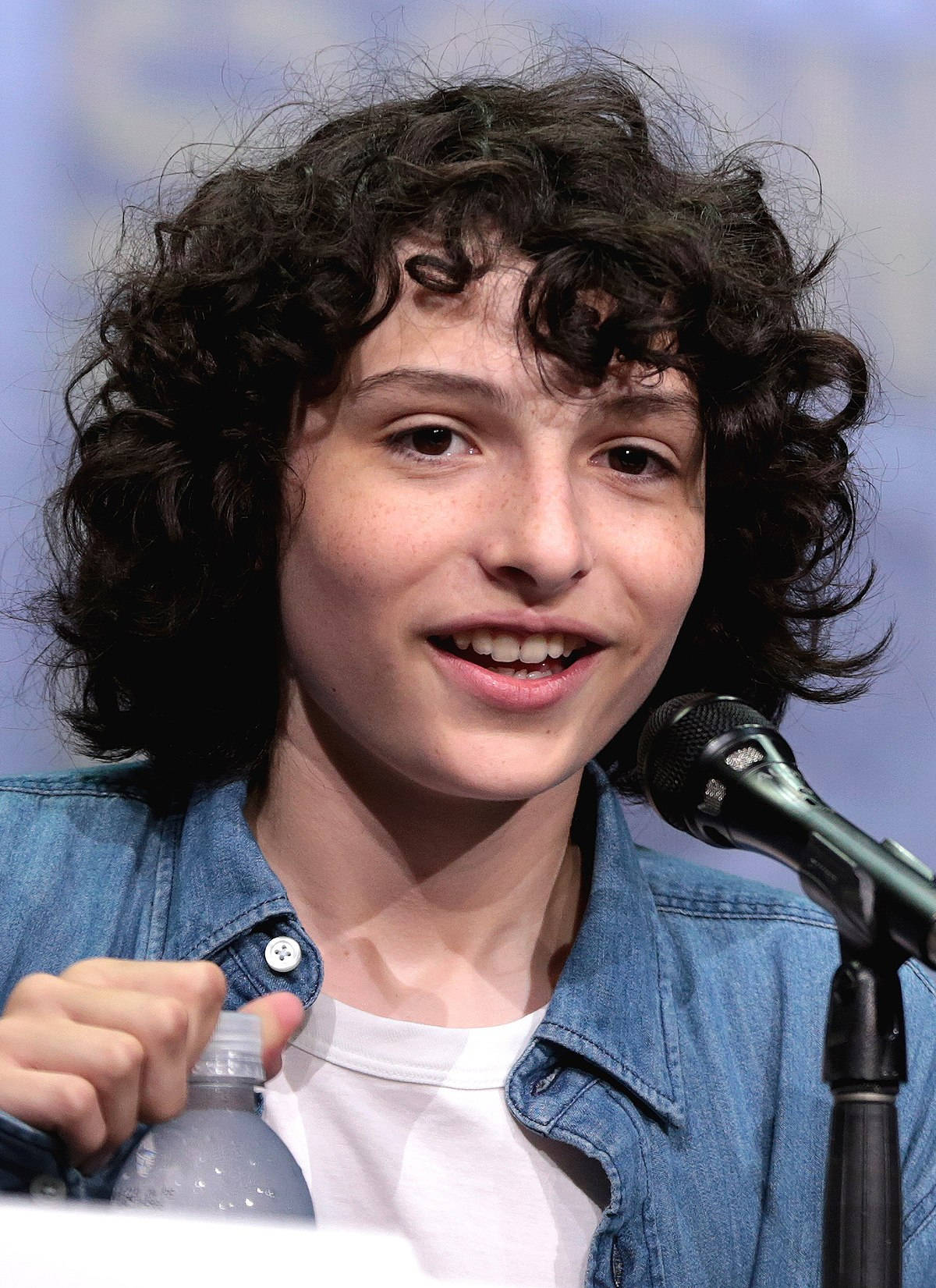 Finn Wolfhard, curly dark hair, water bottle, HD Phone Wallpaper