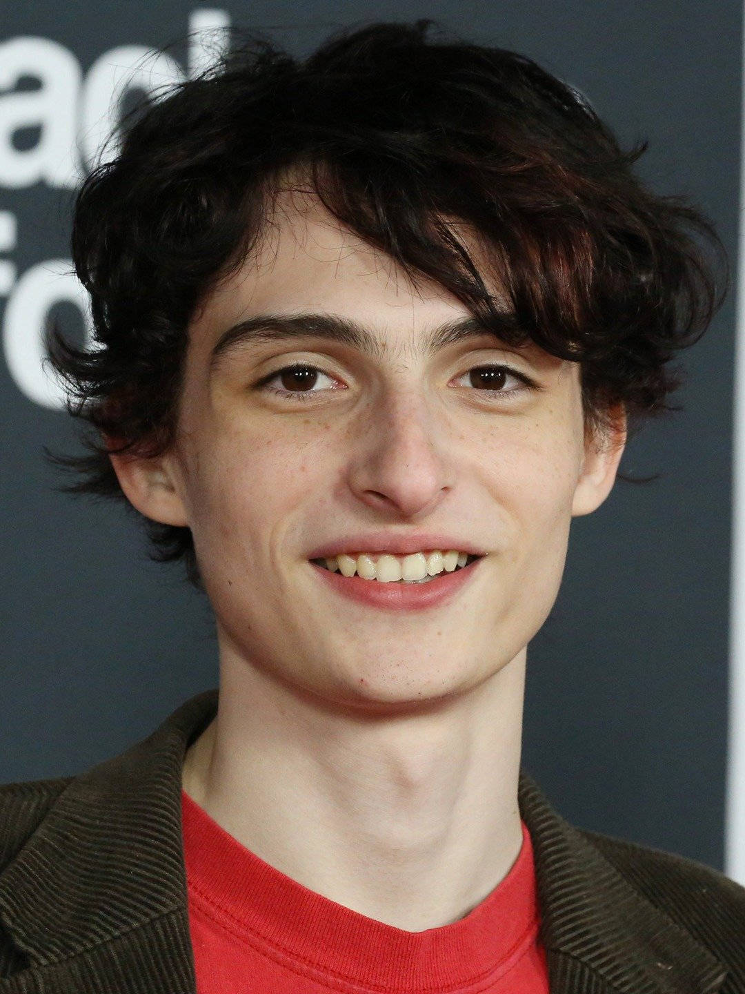 Finn Wolfhard, red carpet, red shirt, HD Phone Wallpaper