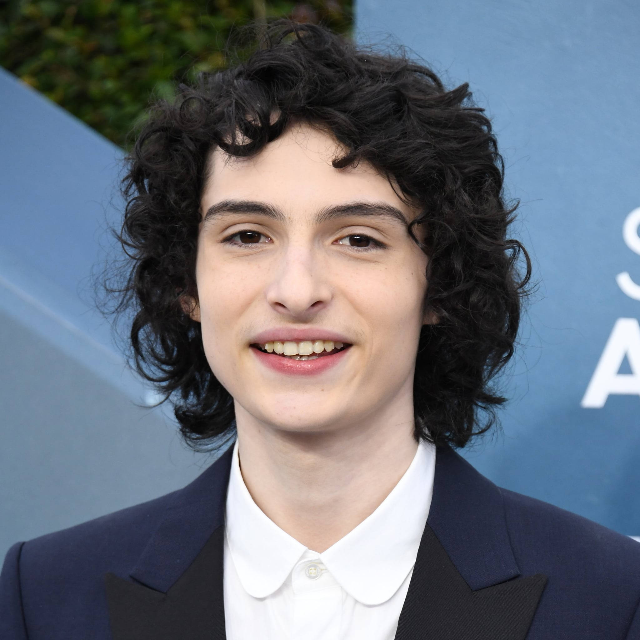 Finn Wolfhard, navy suit, white shirt, Full HD Desktop Wallpaper