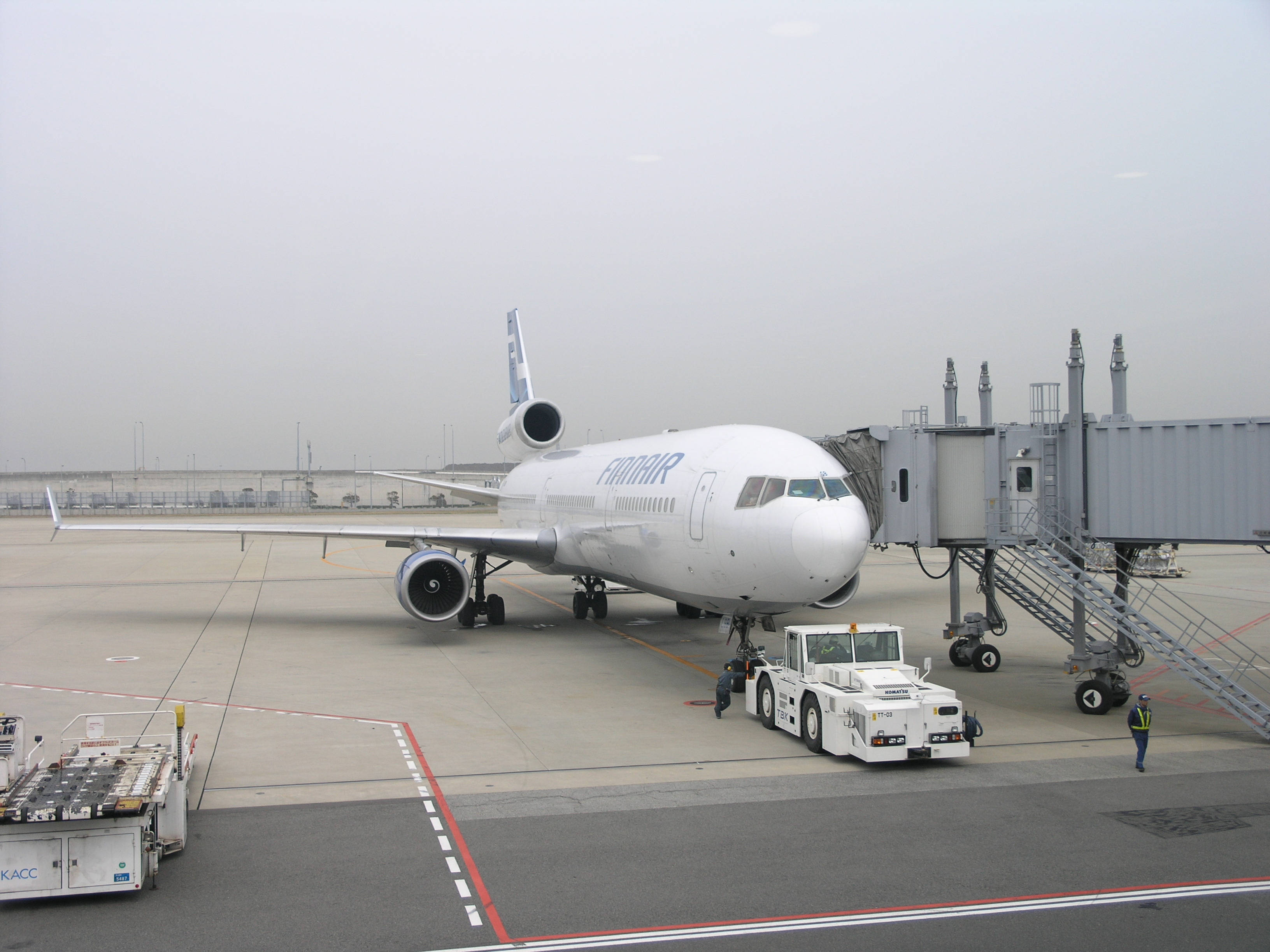 Finnair, jet bridge, airplane, 2K Desktop Wallpaper