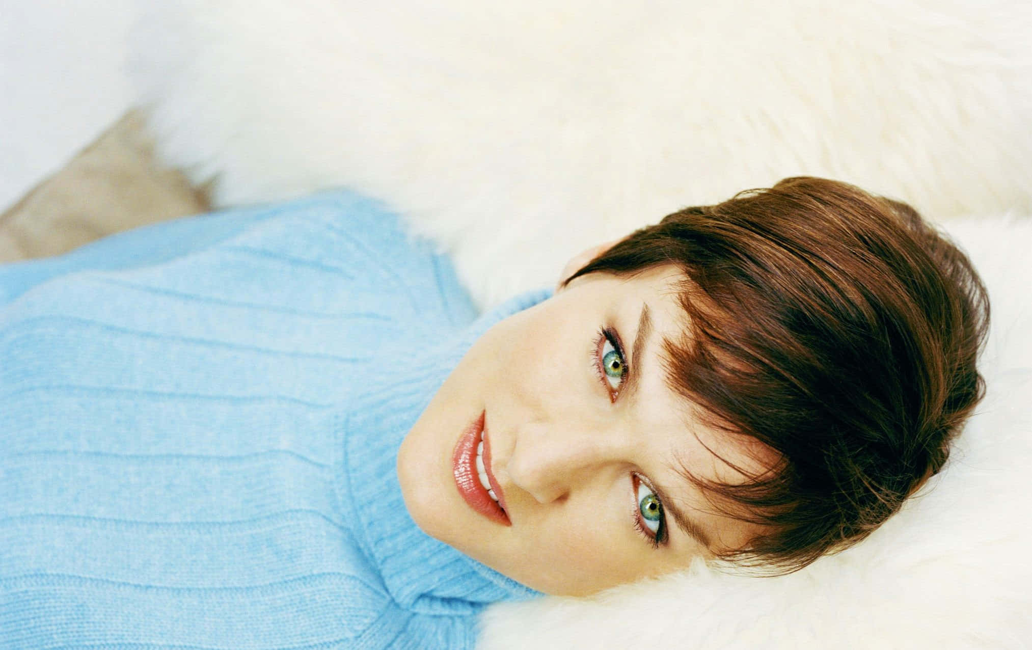 Fiona Bruce, light blue ribbed sweater, white fluffy surface, Full HD Desktop Wallpaper