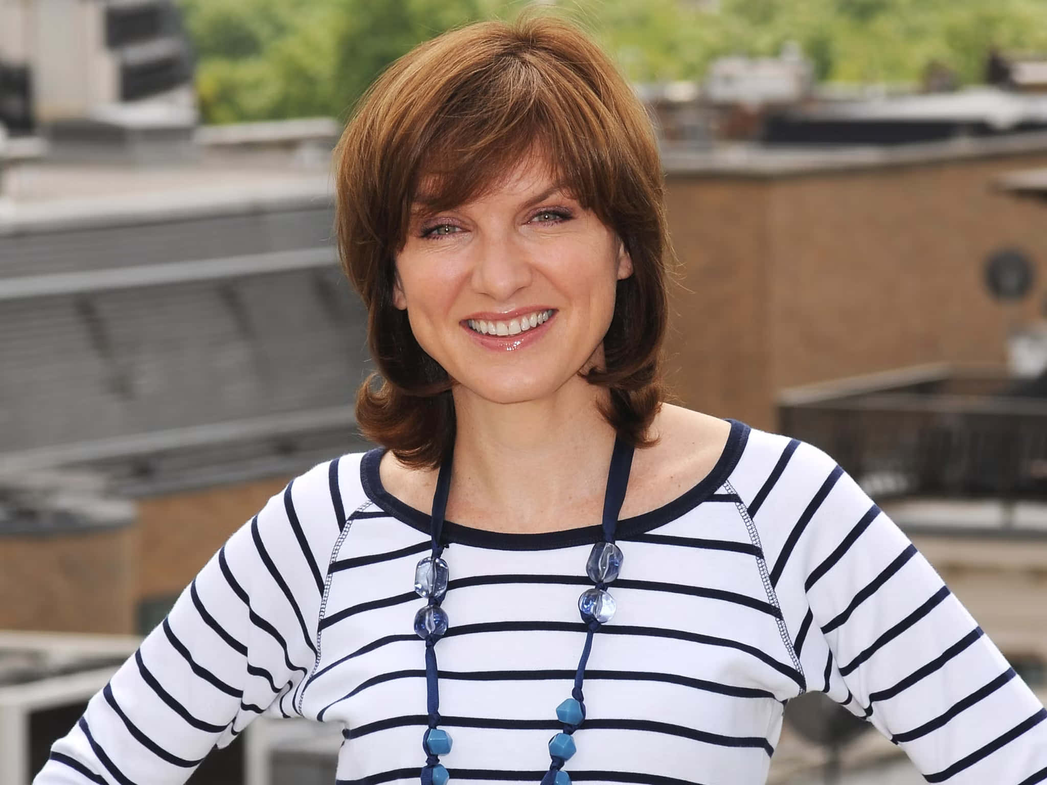 Fiona Bruce, navy and white striped top, blurred rooftop background, Full HD Desktop Wallpaper