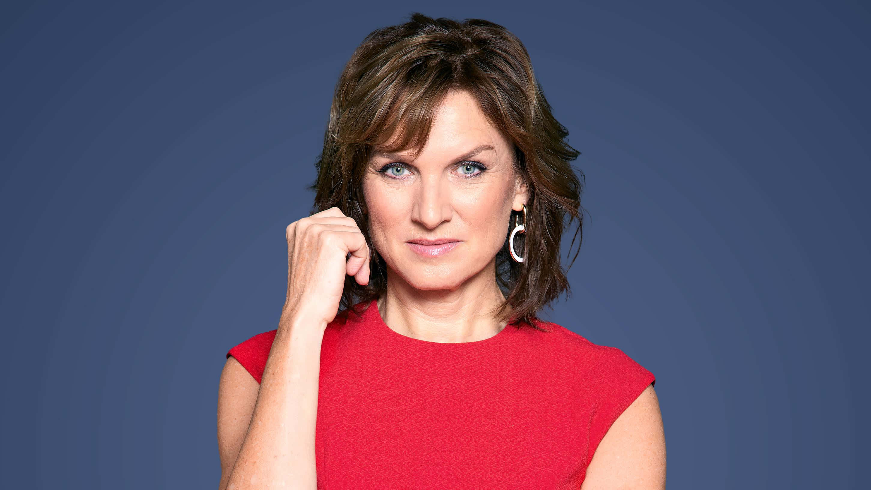 Fiona Bruce, red top, gradient blue background, 2K Desktop Wallpaper