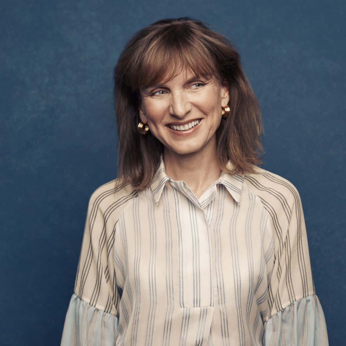 Fiona Bruce, striped blouse, textured blue studio backdrop, SD Phone Wallpaper