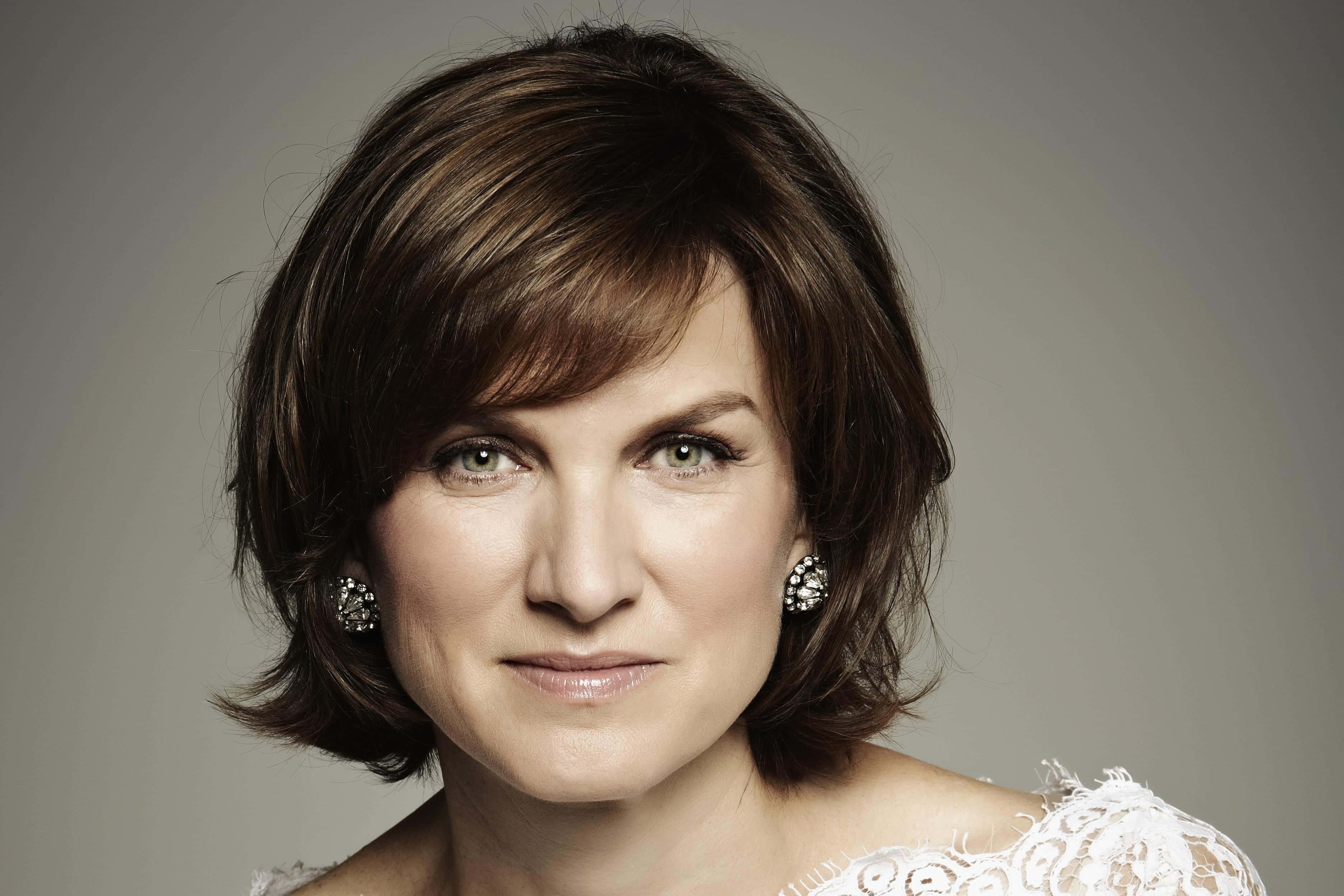 Fiona Bruce, short brown hair, sparkling earrings, 2K Desktop Wallpaper