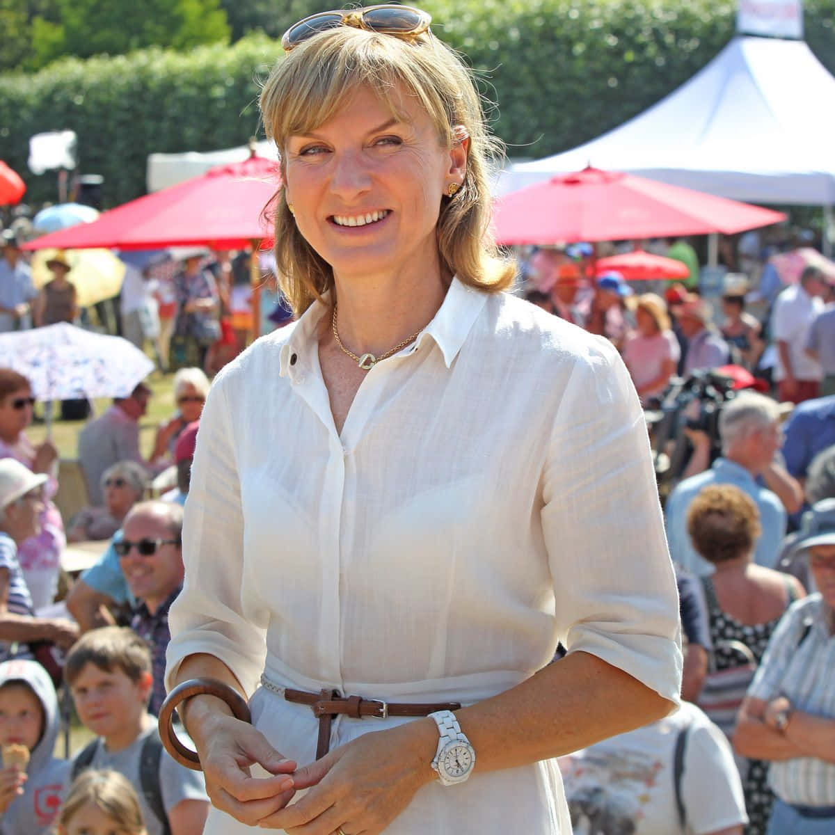 Fiona Bruce, white shirt, sunny outdoor festival, SD Desktop Wallpaper