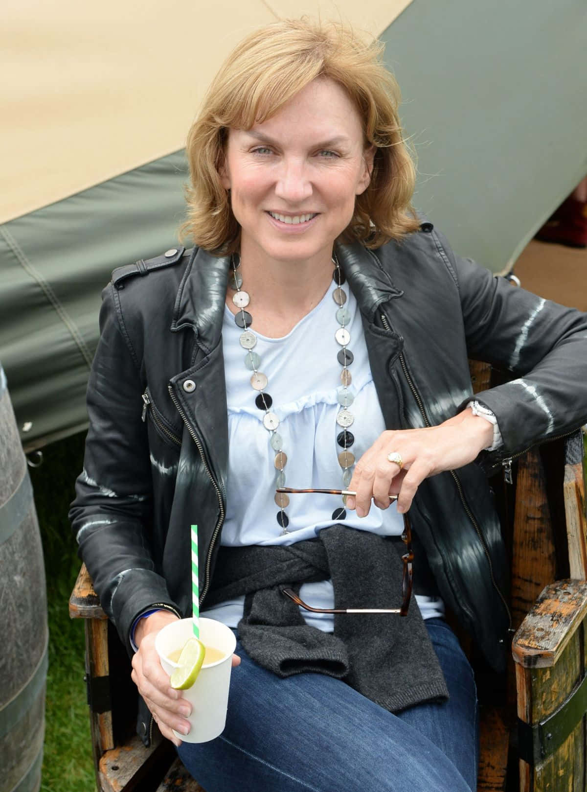Fiona Bruce, black leather jacket, limeade drink, HD Phone Wallpaper