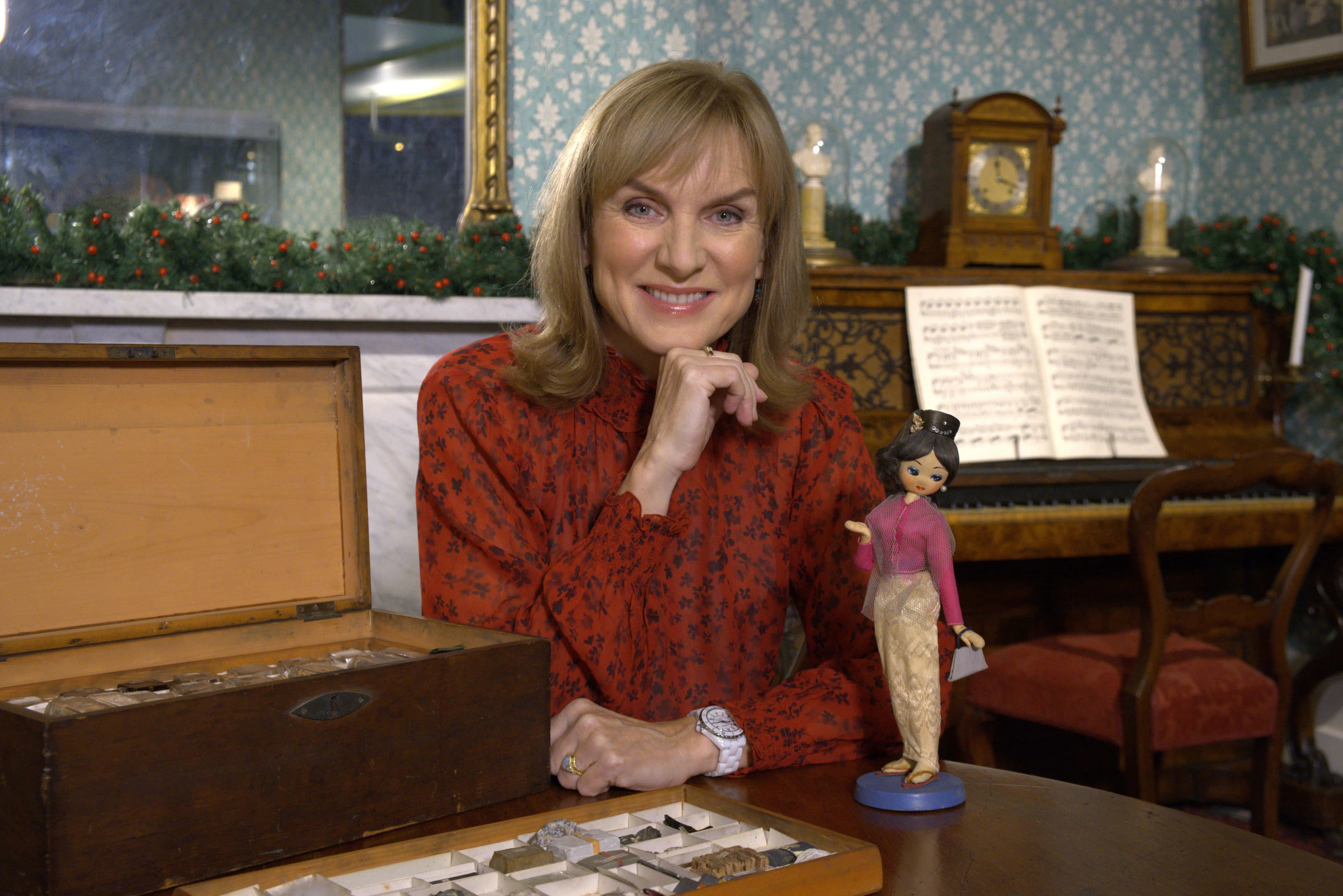 Fiona Bruce, red floral blouse, wooden table, 4K Desktop Wallpaper
