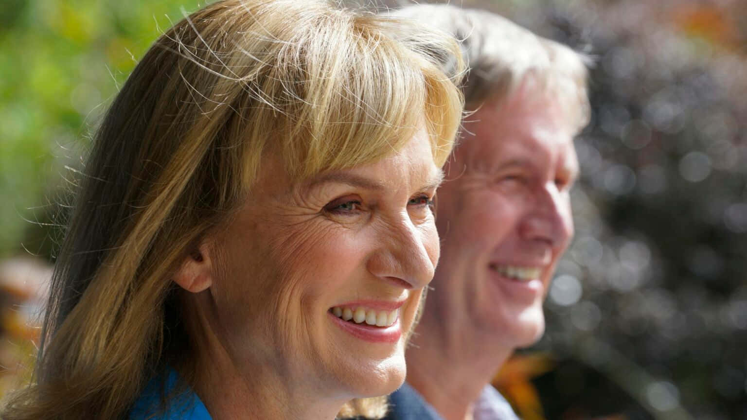 Fiona Bruce, blonde hair, smiles brightly, HD Desktop Wallpaper