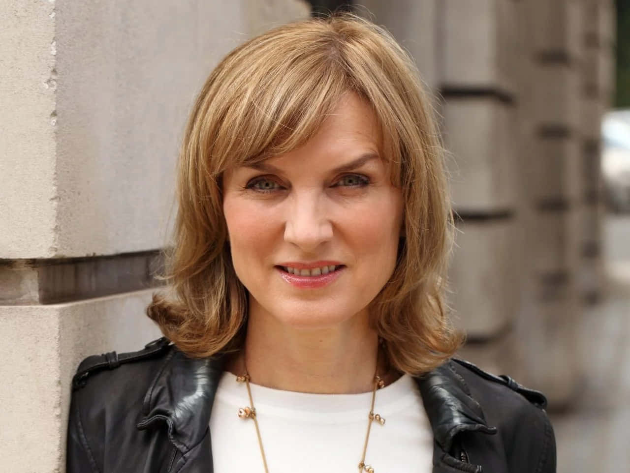 Fiona Bruce, blonde hair, warm smile, HD Desktop Wallpaper