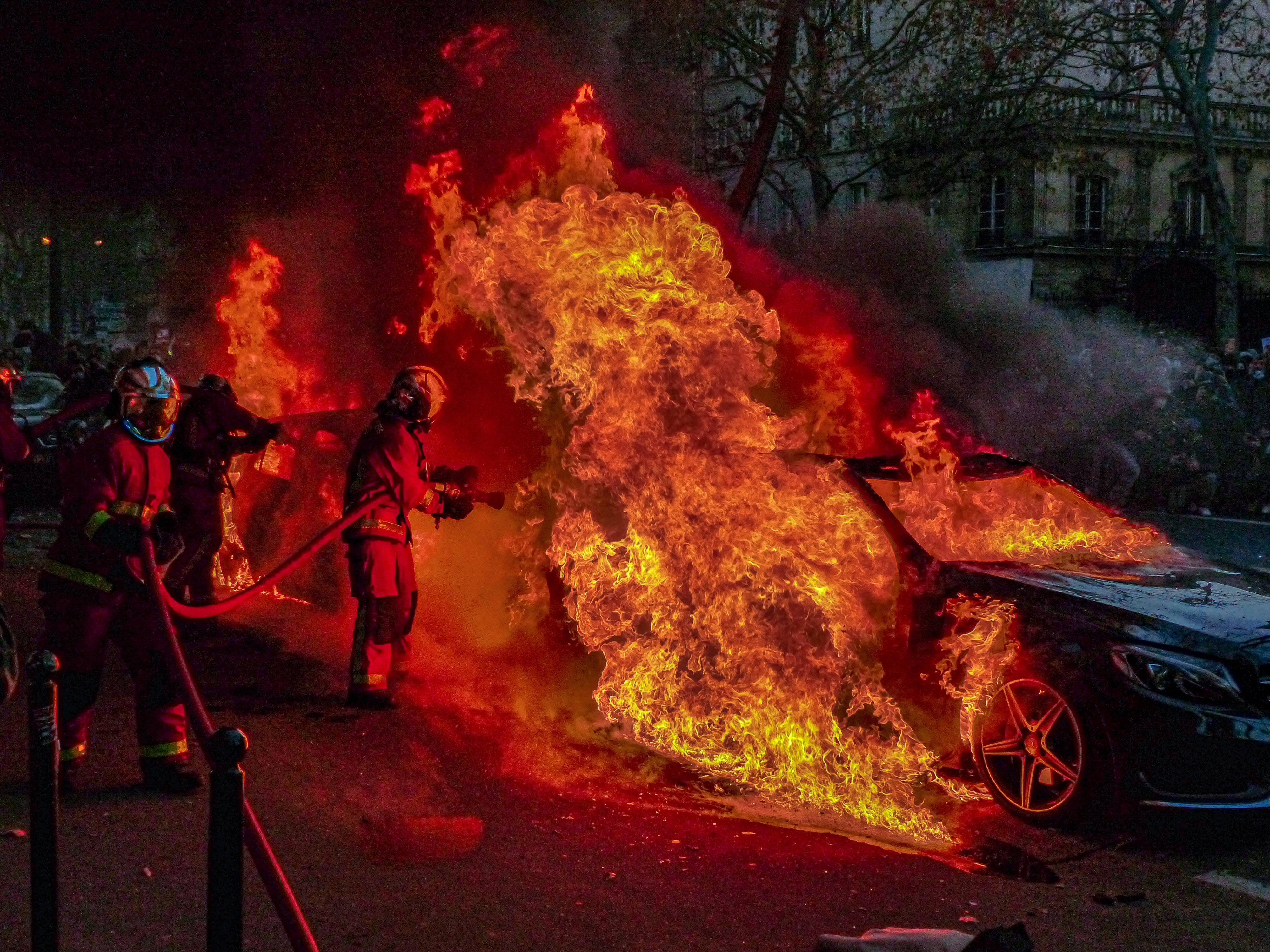 Car Accident, Firefighters, Roaring car fire, 4K Desktop Wallpaper
