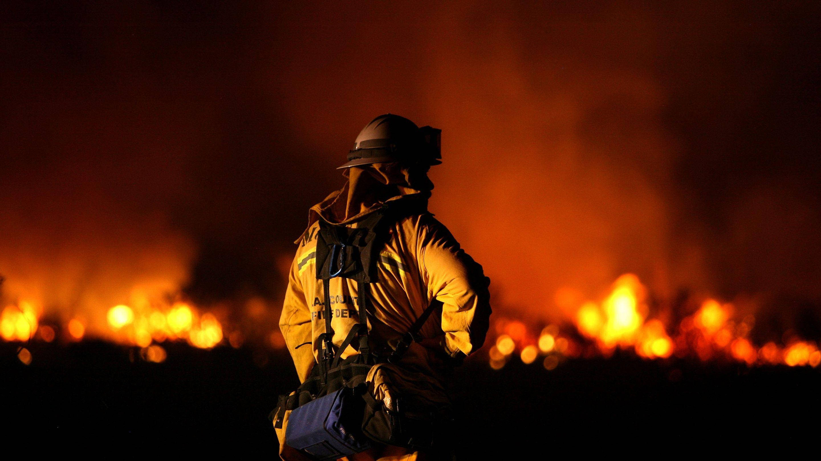 firefighter, raging wildfire, night, 2K Desktop Wallpaper