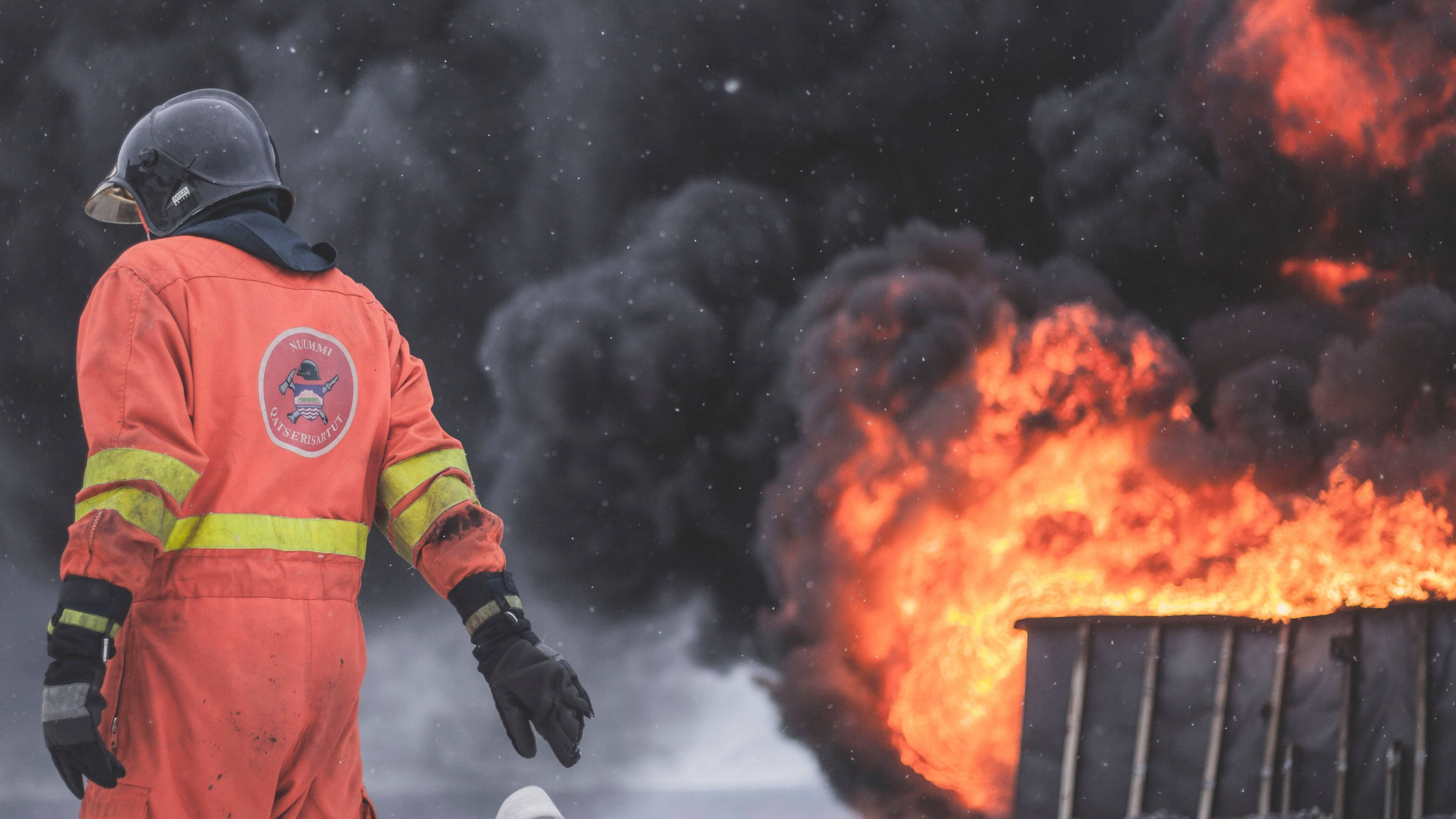 fireman, orange firefighter s tunic, roaring fire, 4K Desktop Wallpaper