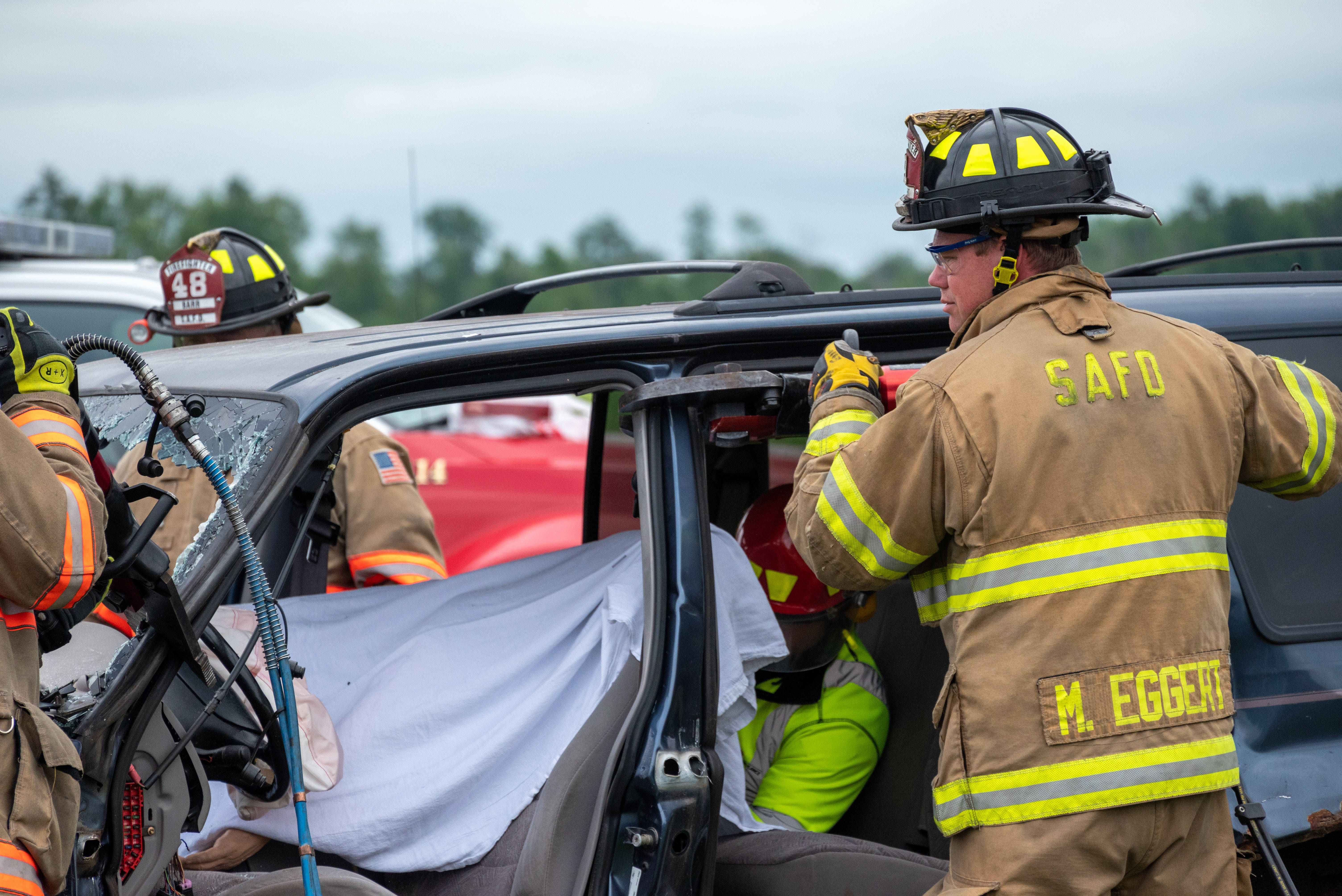Firefighters, full gear, hydraulic tools, 5K Desktop Wallpaper