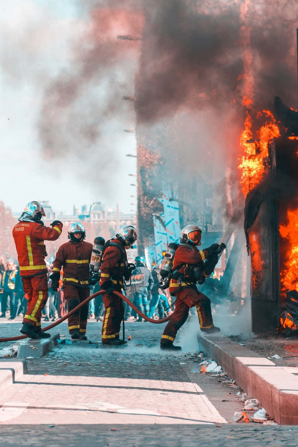 Firefighter Phone, Industrial Fire, Firefighters in full gear, HD Phone Wallpaper