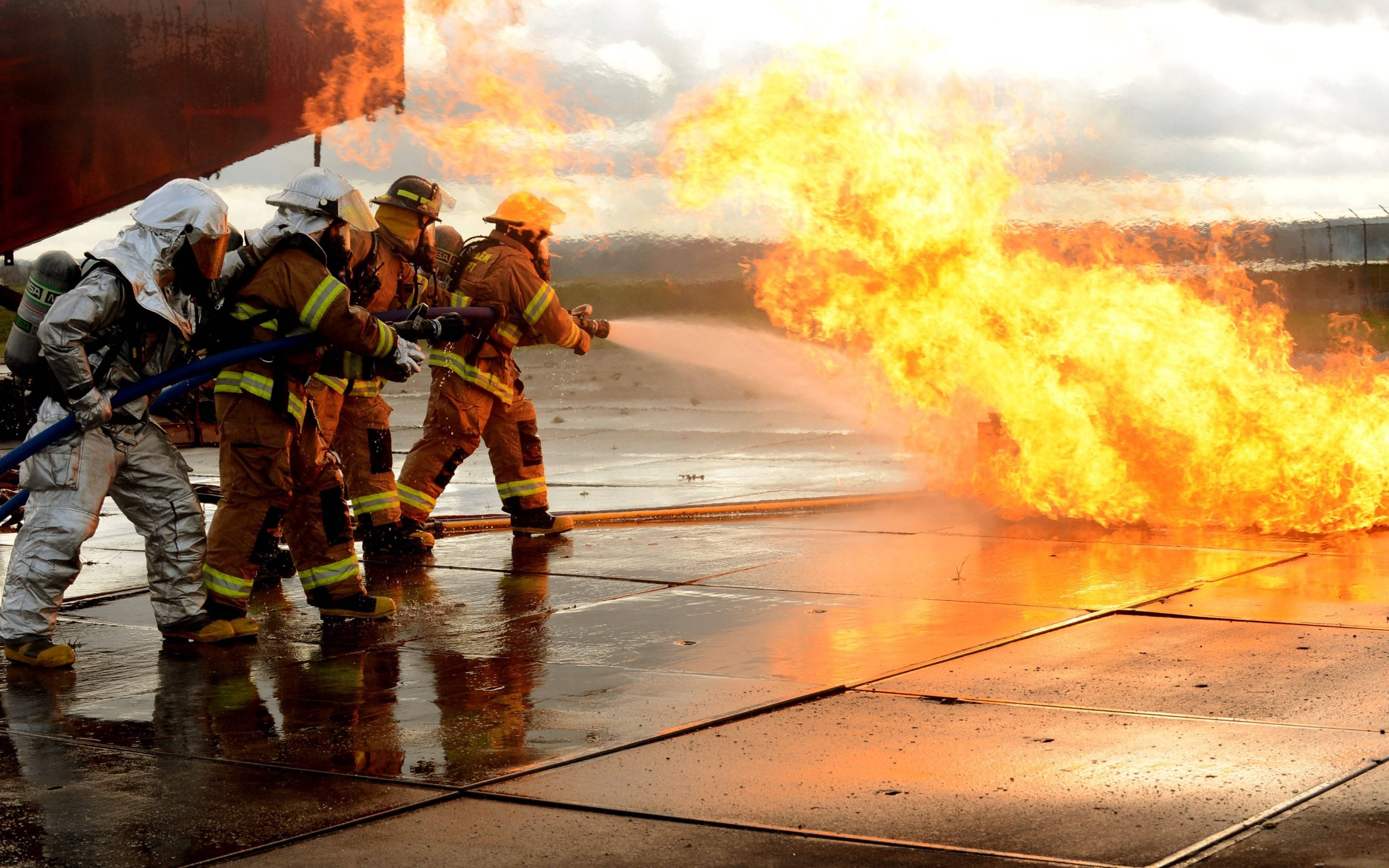 Fireman, firefighters in full gear, massive blaze, 2K Desktop Wallpaper