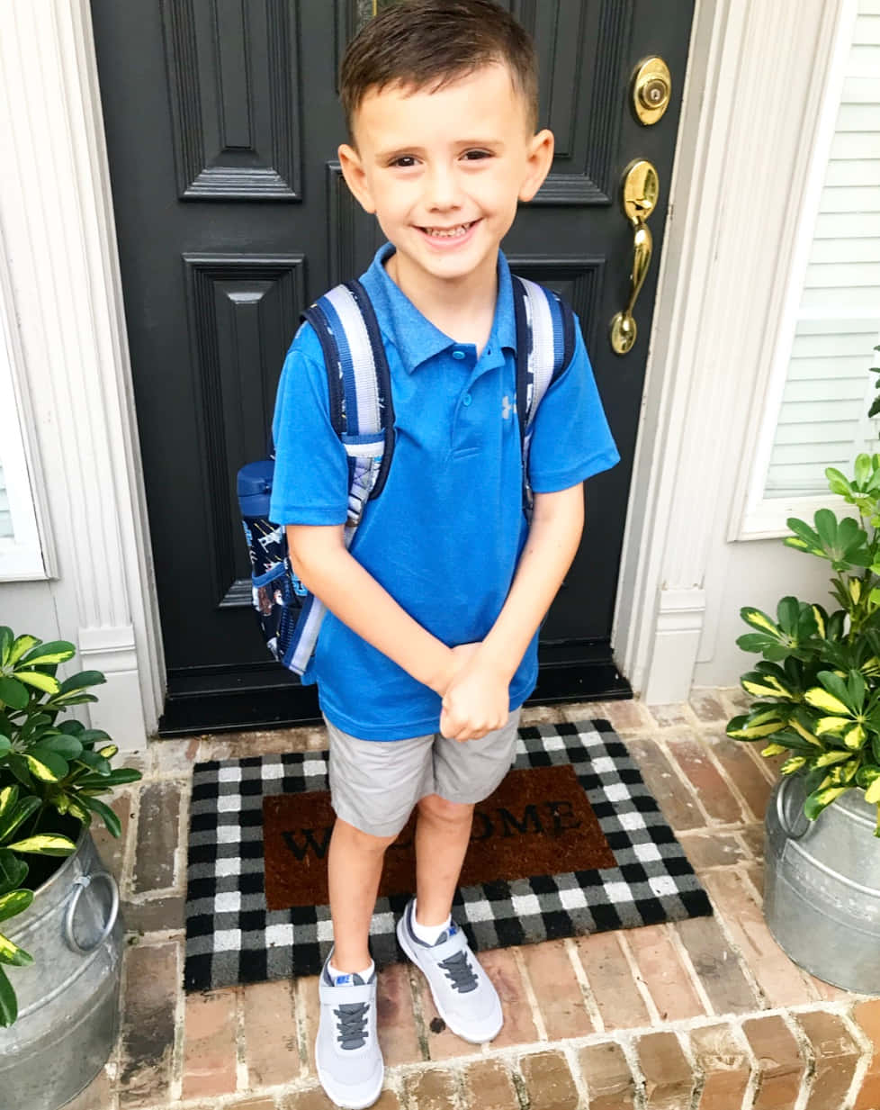 blue polo, backpack, checkered doormat, SD Phone Wallpaper