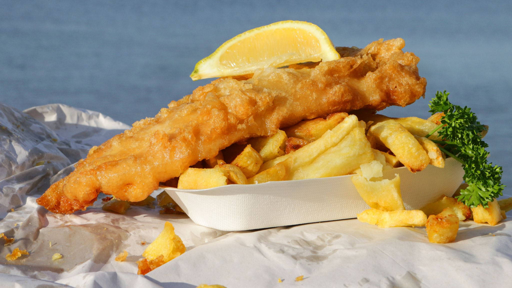 golden brown fish and chips, lemon wedge, parsley, Full HD Desktop Wallpaper