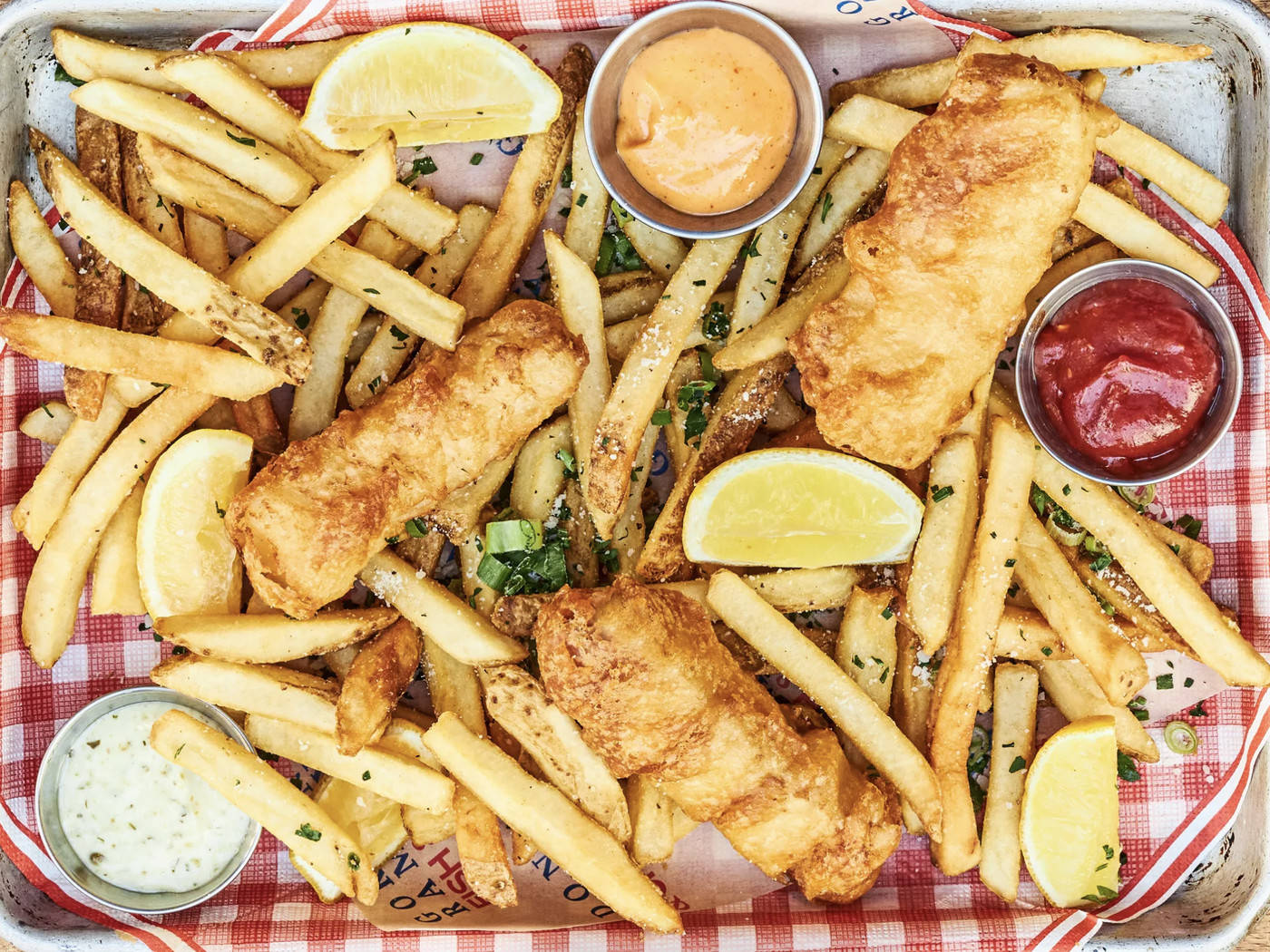 fish and chips, checkered paper-lined tray, lemon wedges, HD Desktop Wallpaper