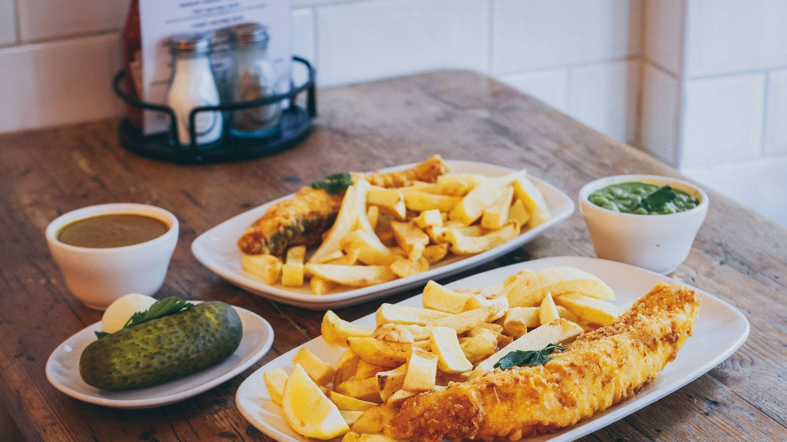 fish and chips, tartar sauce, pickles, HD Desktop Wallpaper