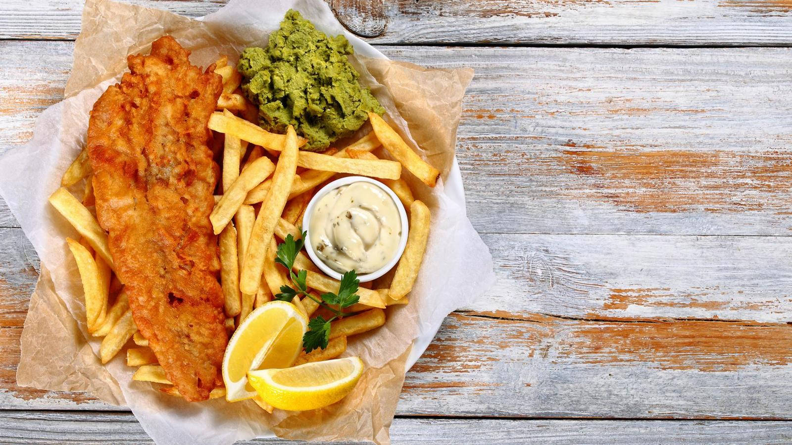 Fish And Chips, rustic wooden table, crispy fish, HD Desktop Wallpaper