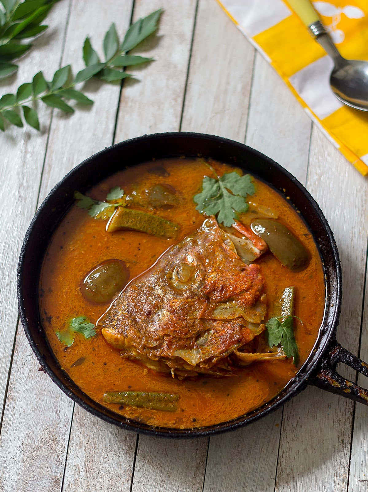 Fish Head Curry, black skillet, weathered wooden table, HD Phone Wallpaper