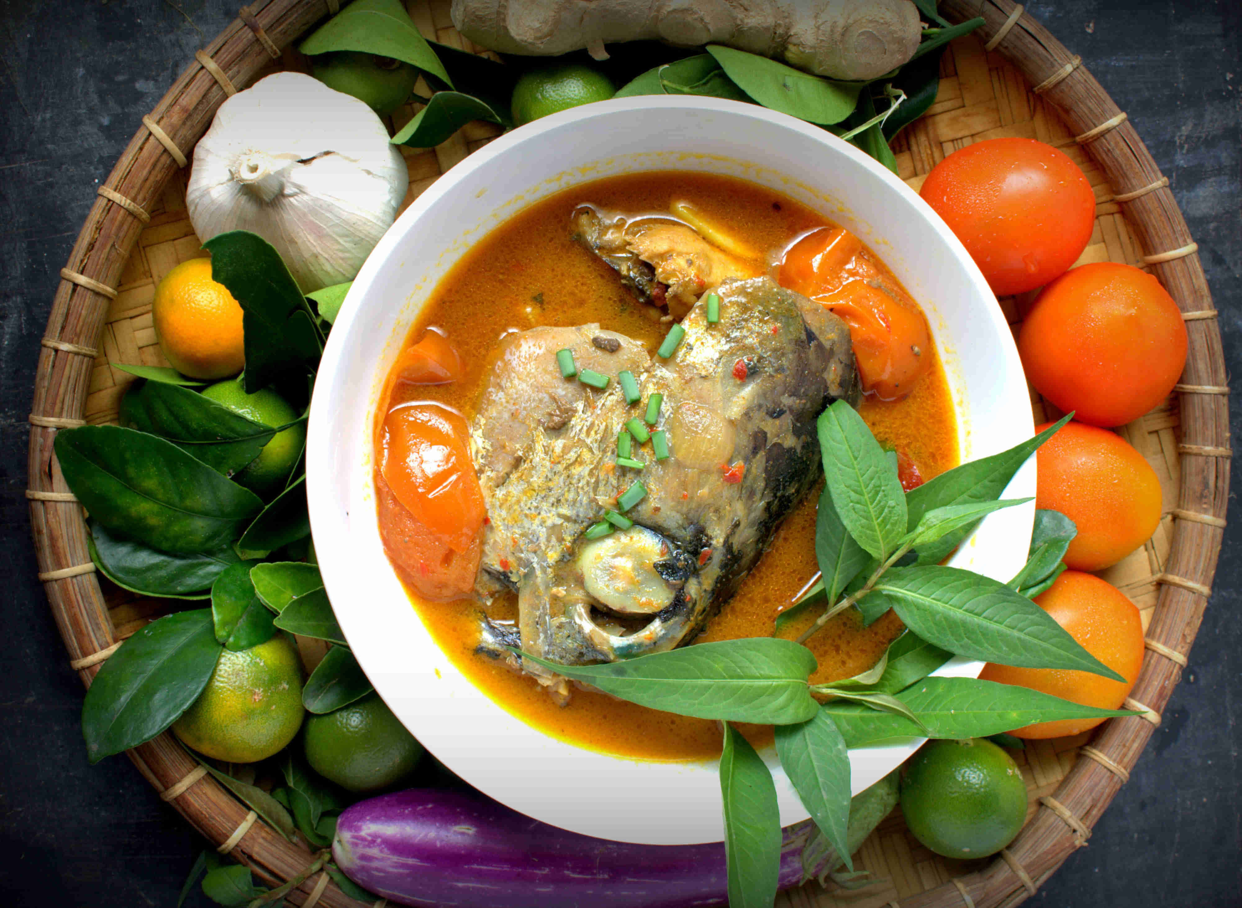 Fish Head Curry, steaming bowl, green herbs, 4K Desktop Wallpaper