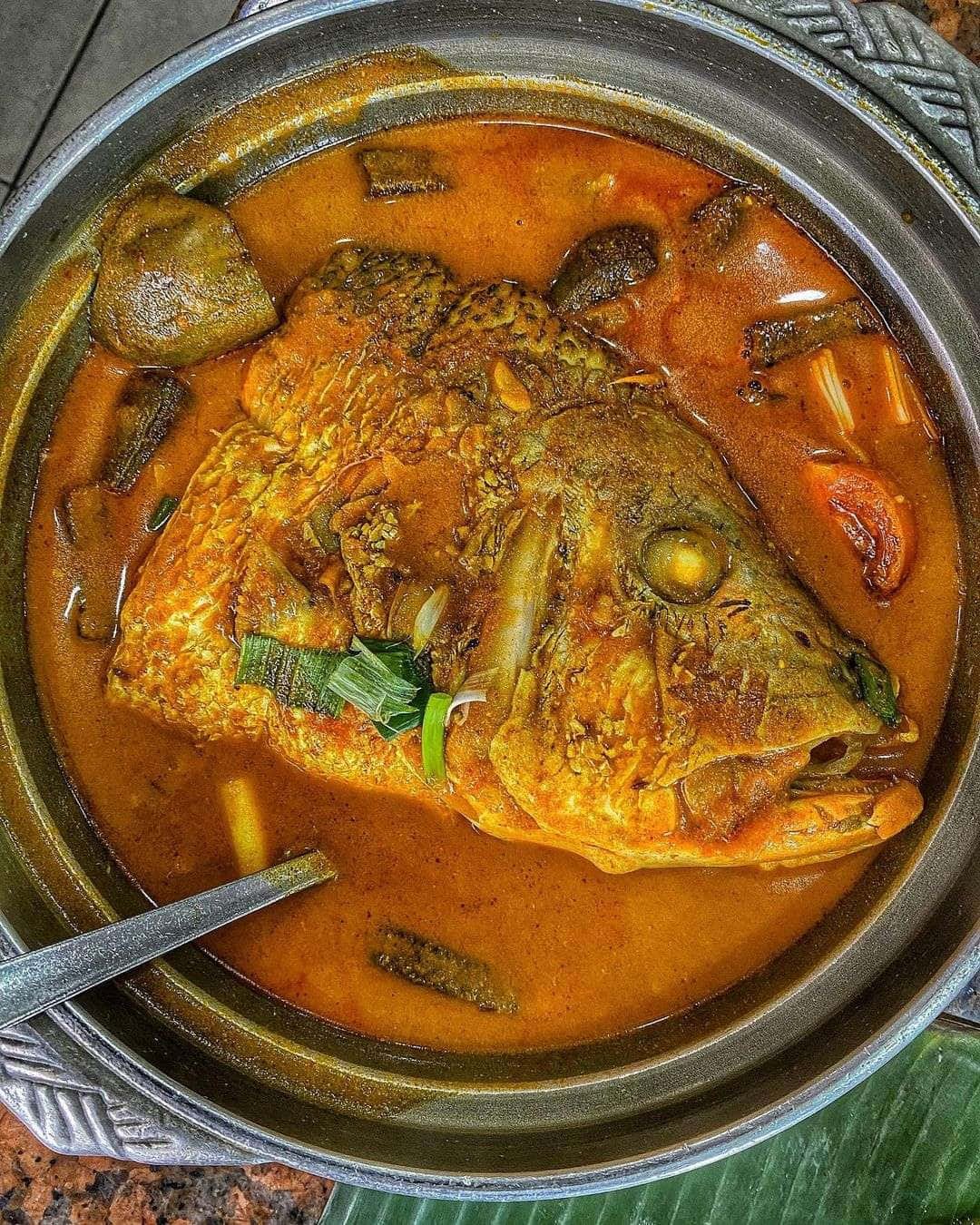 fish head curry, steaming bowl, rich orange fish curry, HD Phone Wallpaper